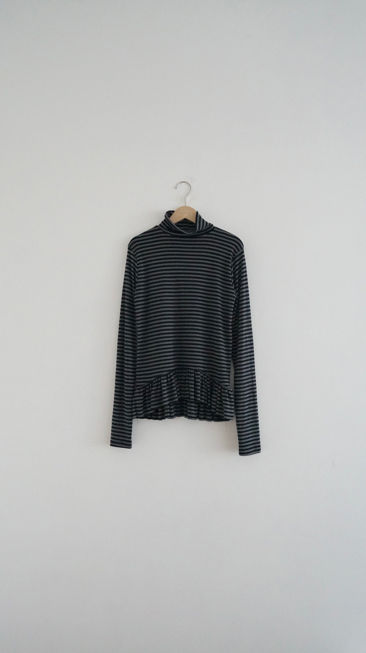 turtle-neck striped inner shirt in black x grey (pre-order)