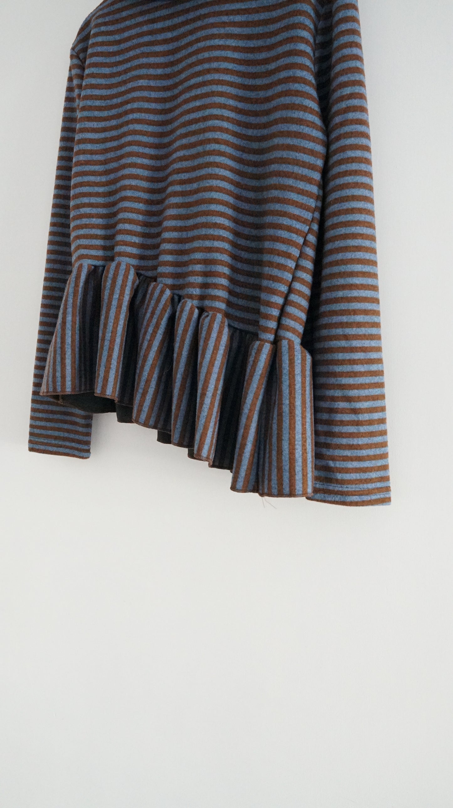 turtle-neck striped inner shirt in blue x brown (pre-order)