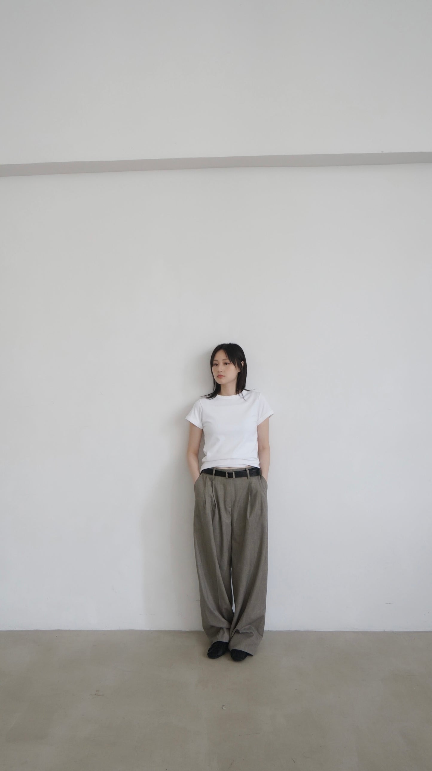 classic low-waisted wide pants in khaki (pre-order)