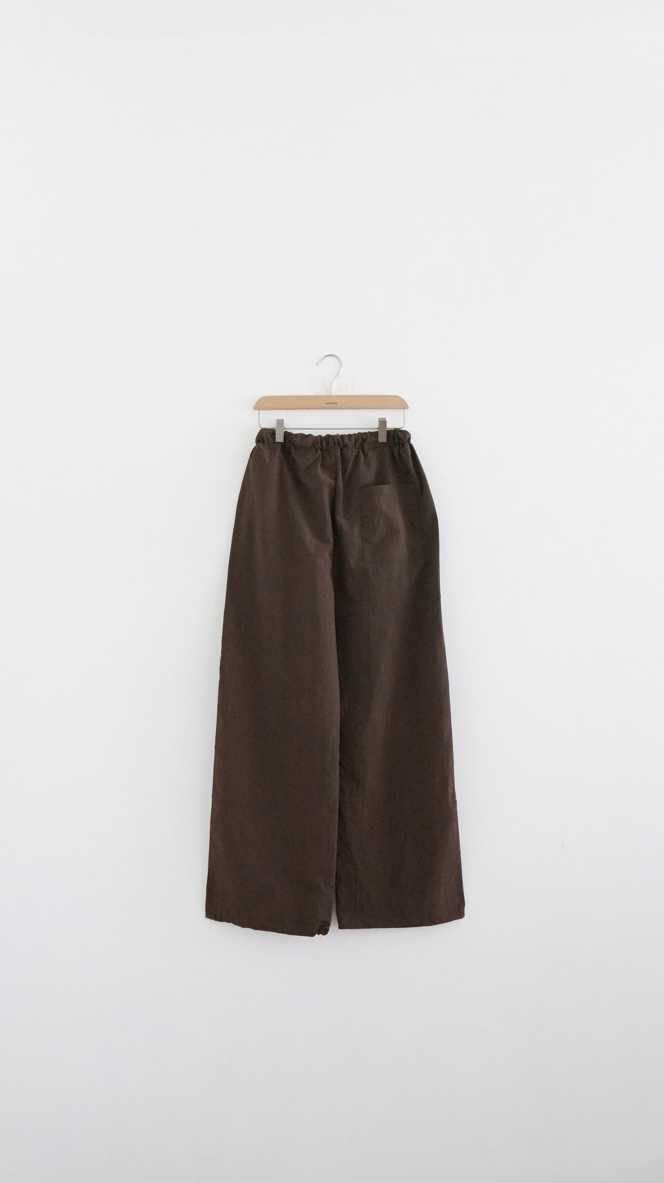 ultra-lightweight elastic pants in brown