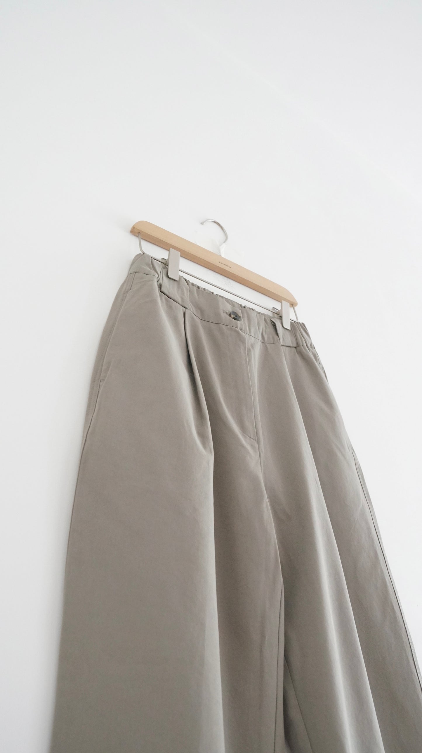 tapered nine pants in khaki(S)