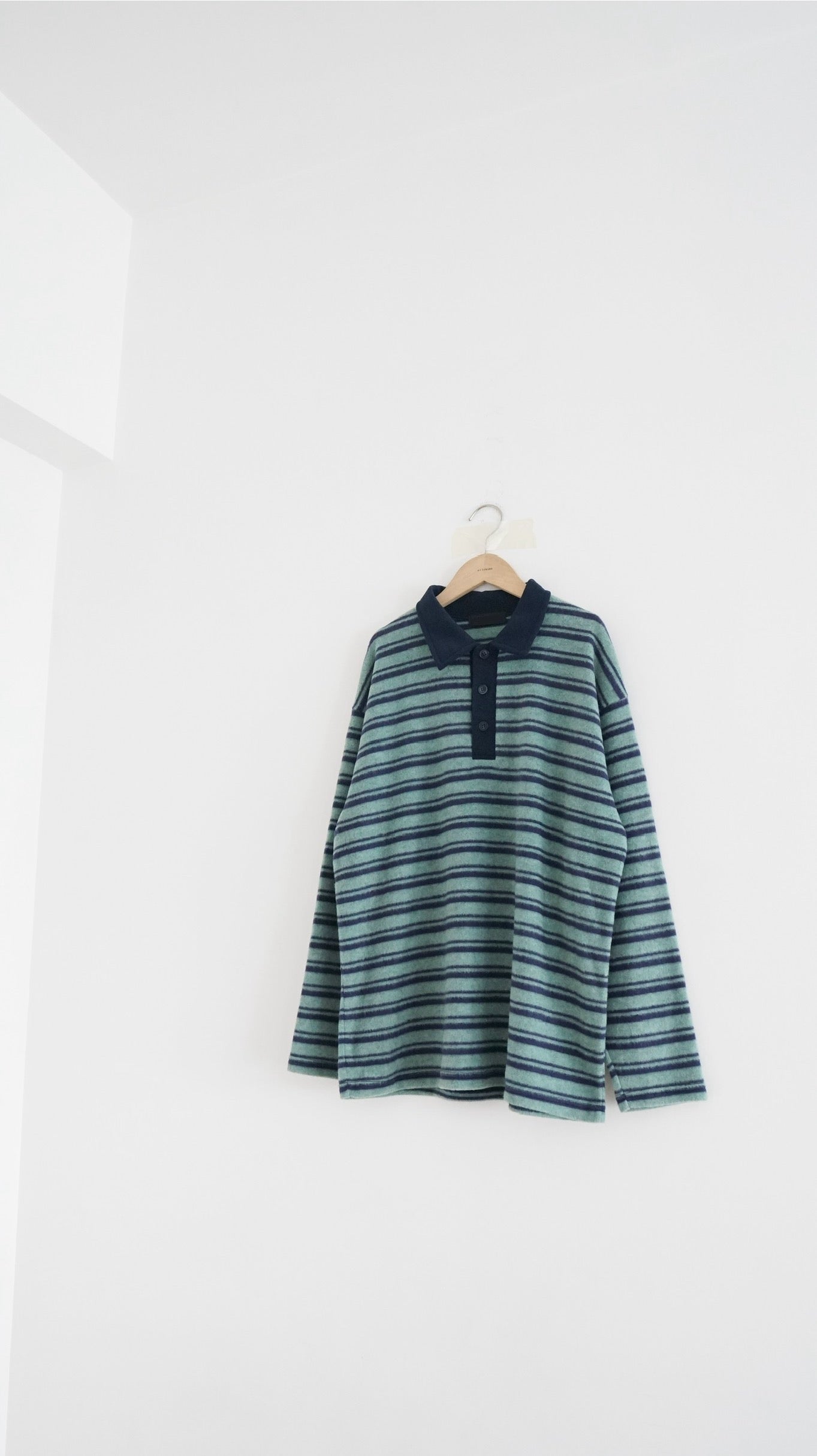 the skagen stripe polo in navy x glaucous green