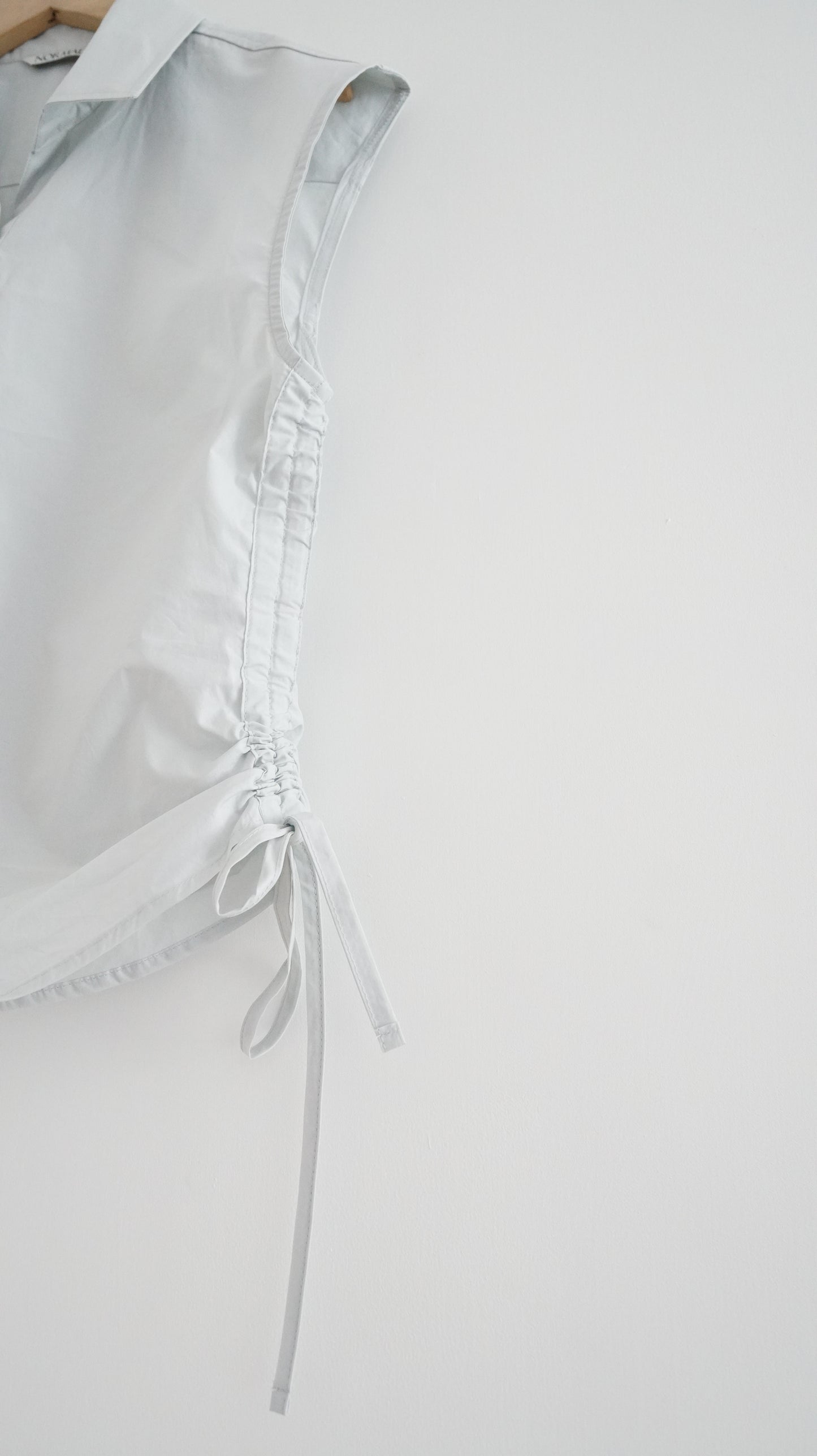 Side pleated ribbon shirt in light grey
