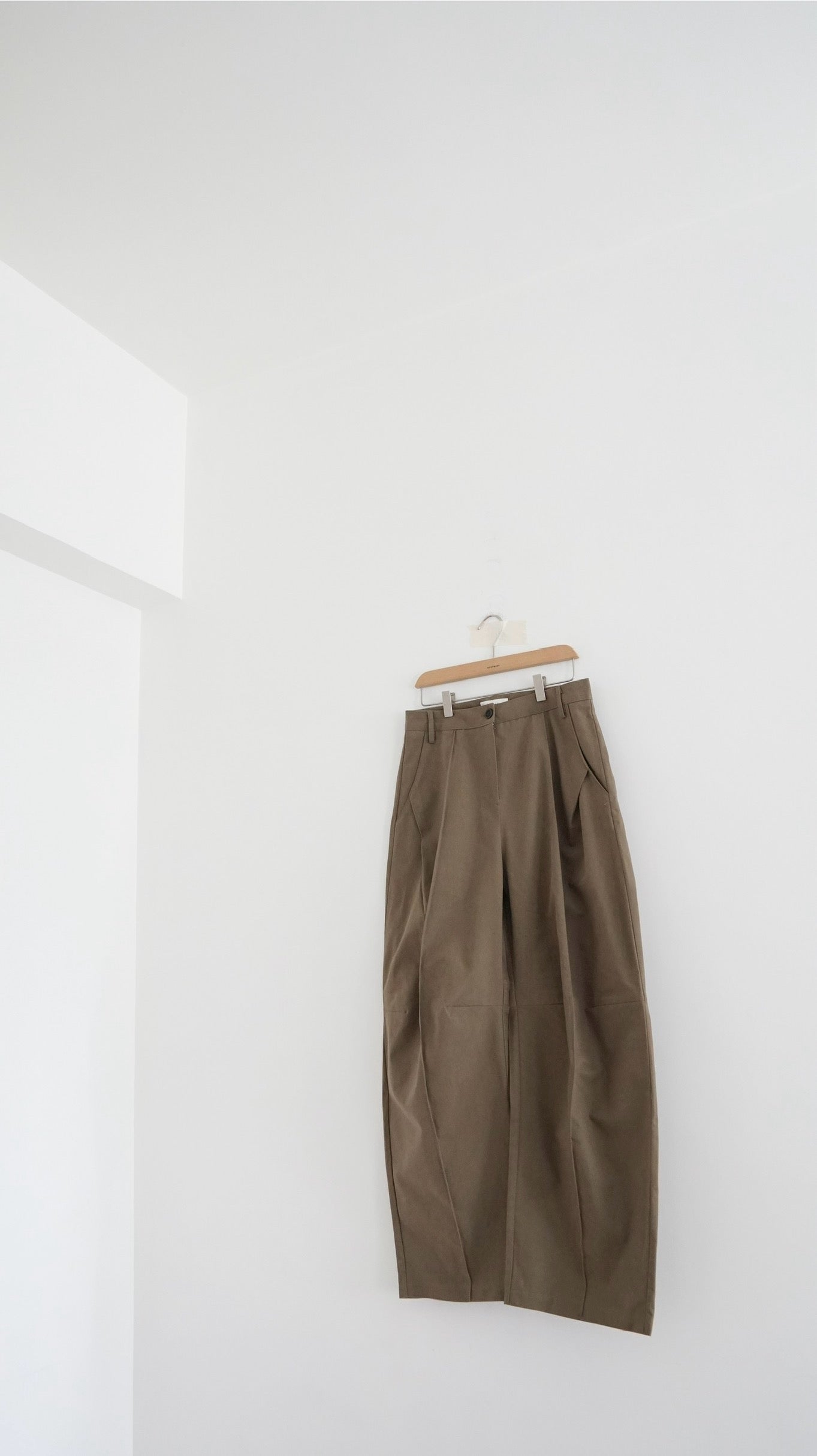 Victor tailored pants in brown (pre-order)