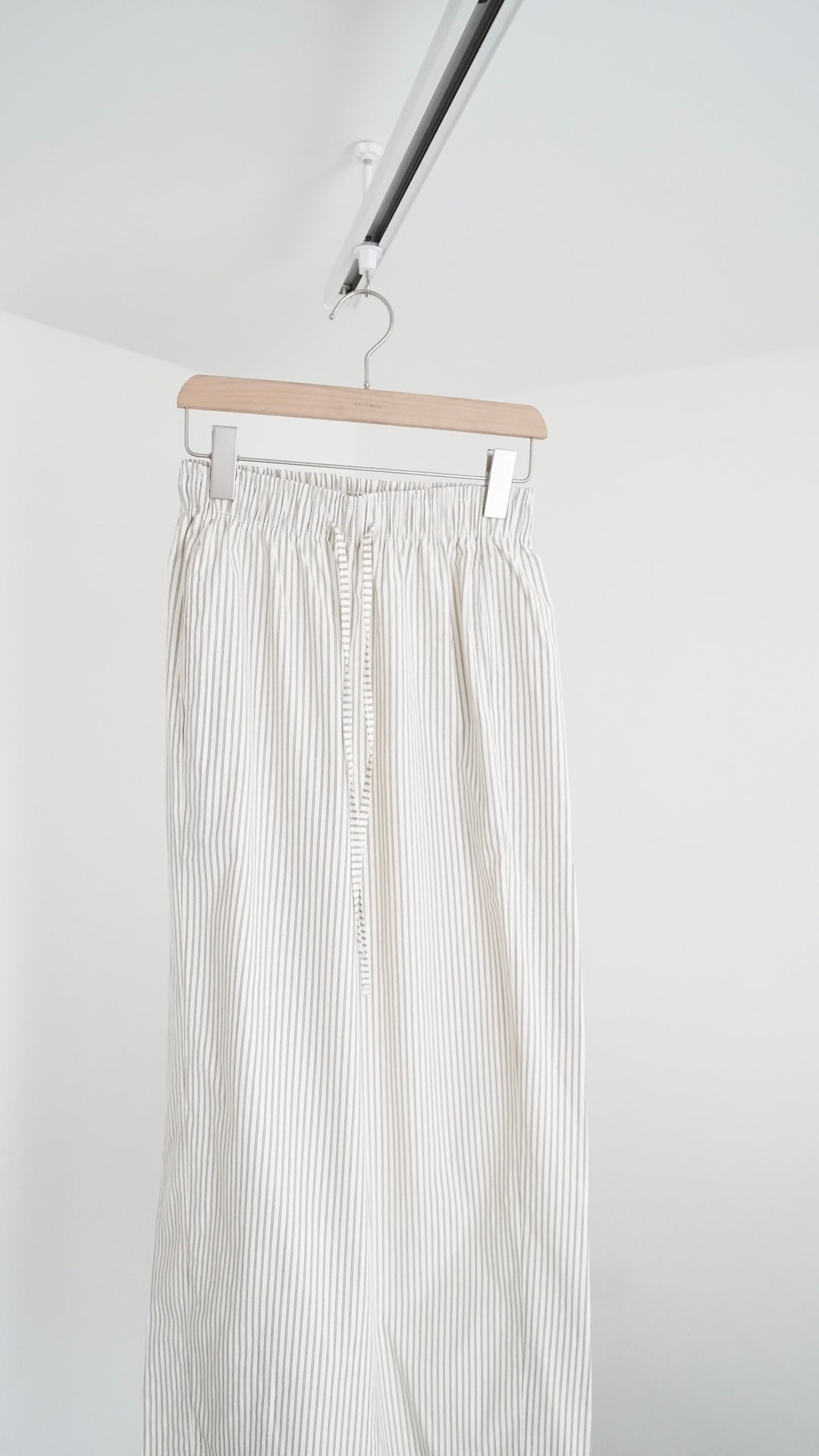 light like striped pants in beige (pre-order)