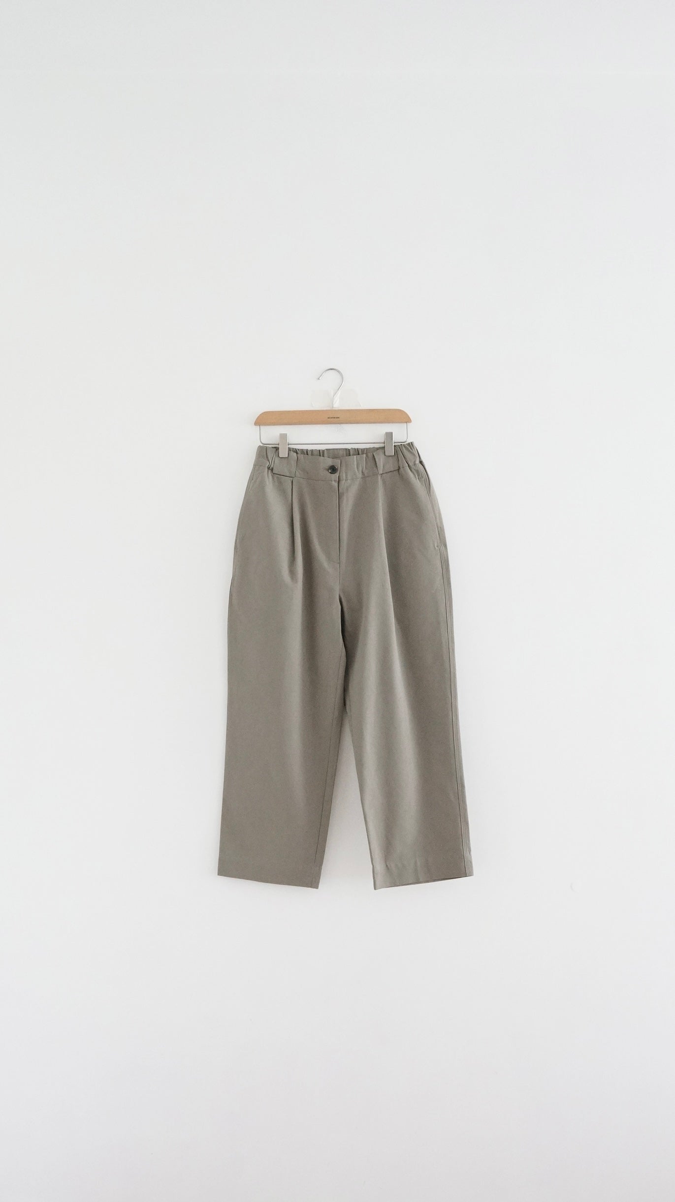 tapered nine pants in khaki(S)
