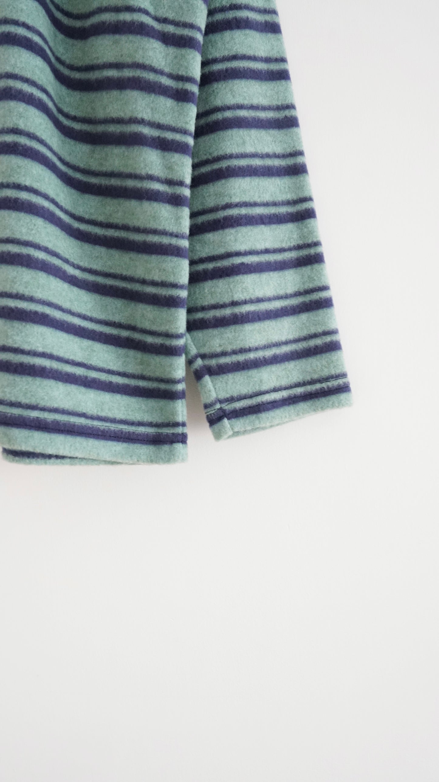 the skagen stripe polo in navy x glaucous green