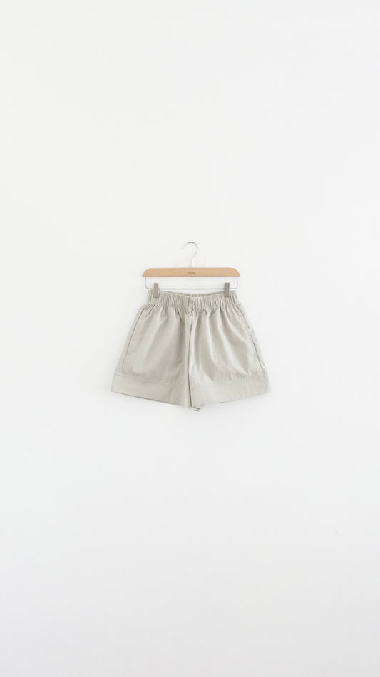 structured hem elastic shorts in beige (pre-order)