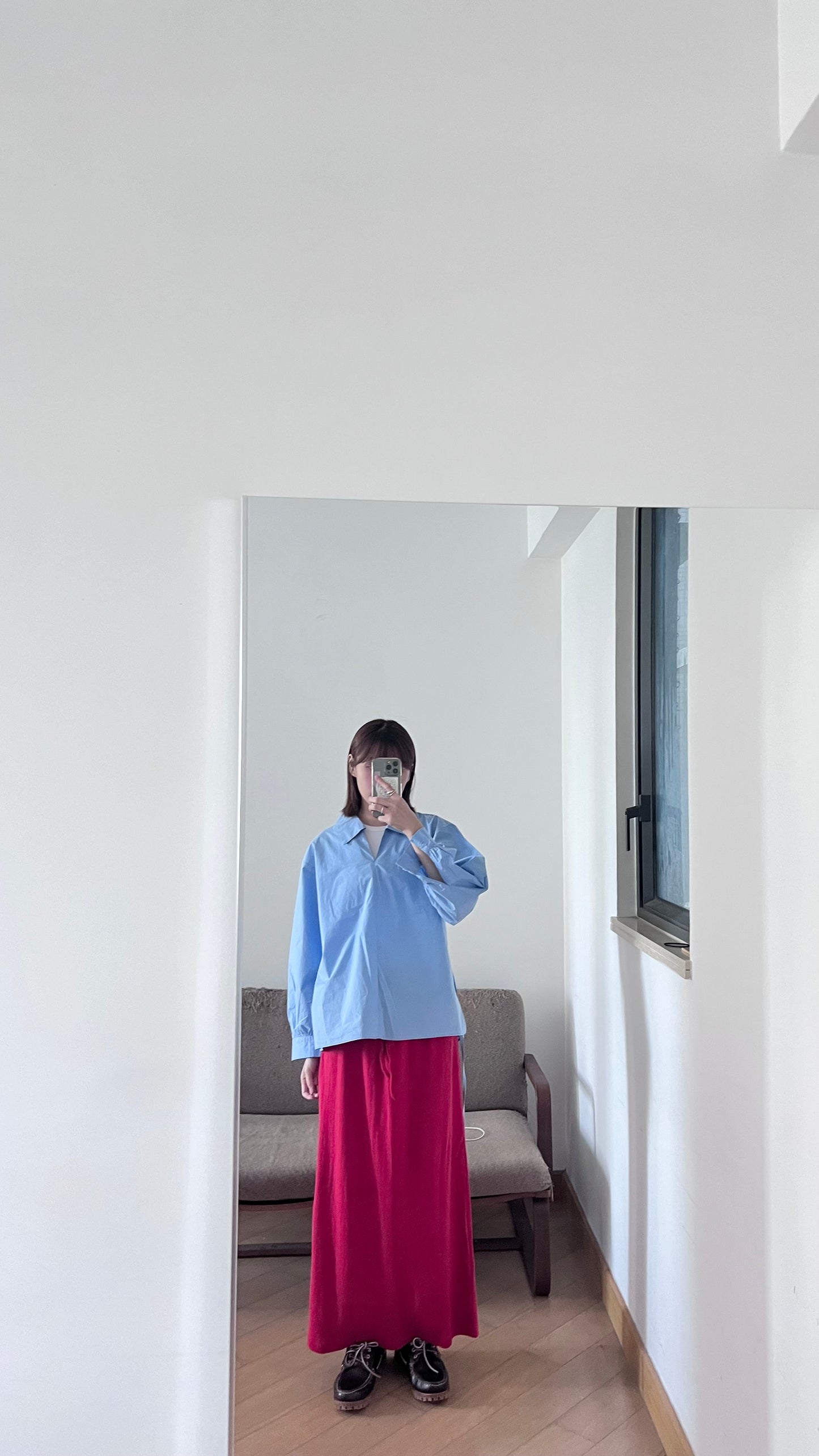 light v-neck shirt in lake blue (flawed)