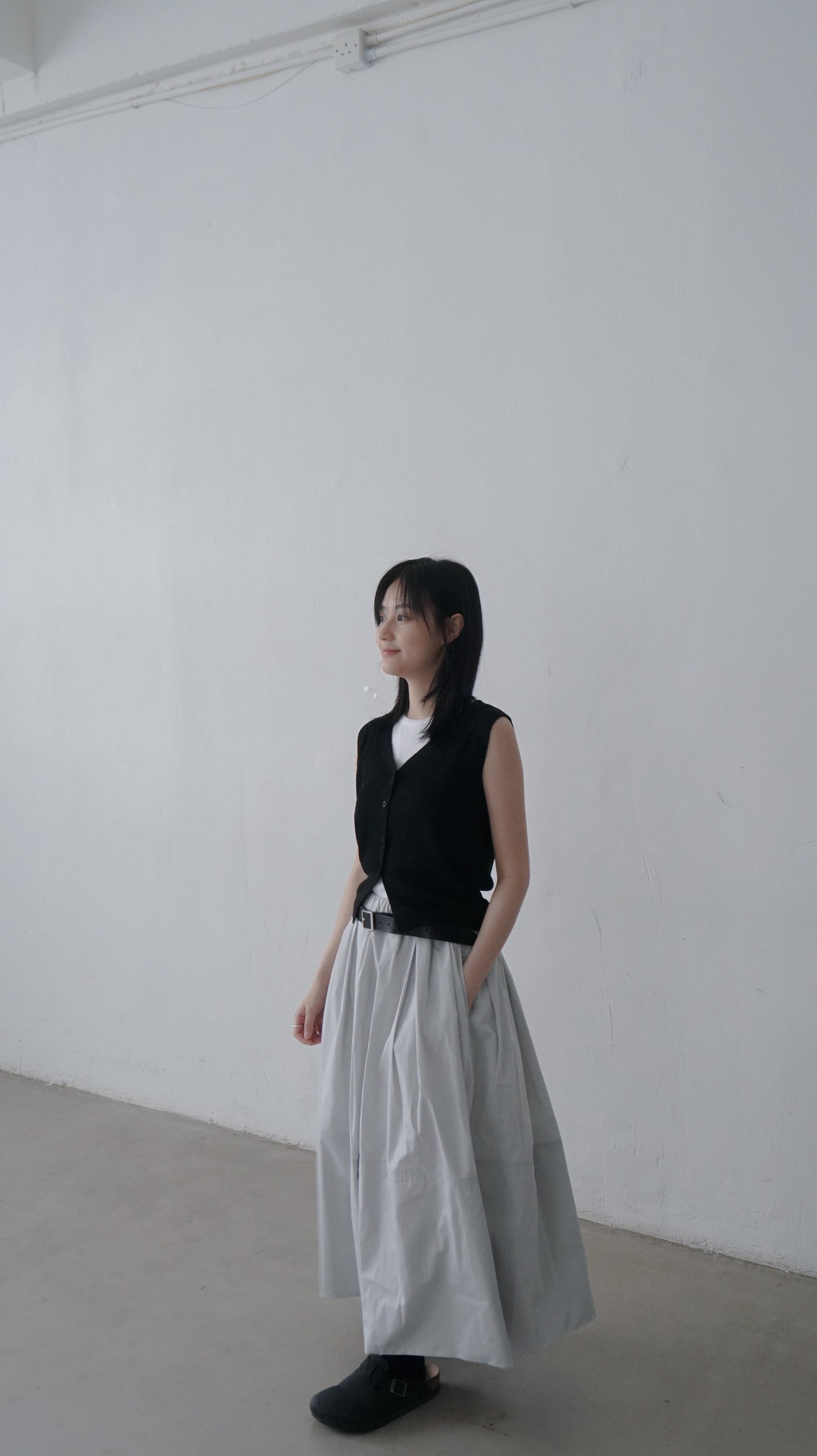 minimalist linen vest in black (pre-order)