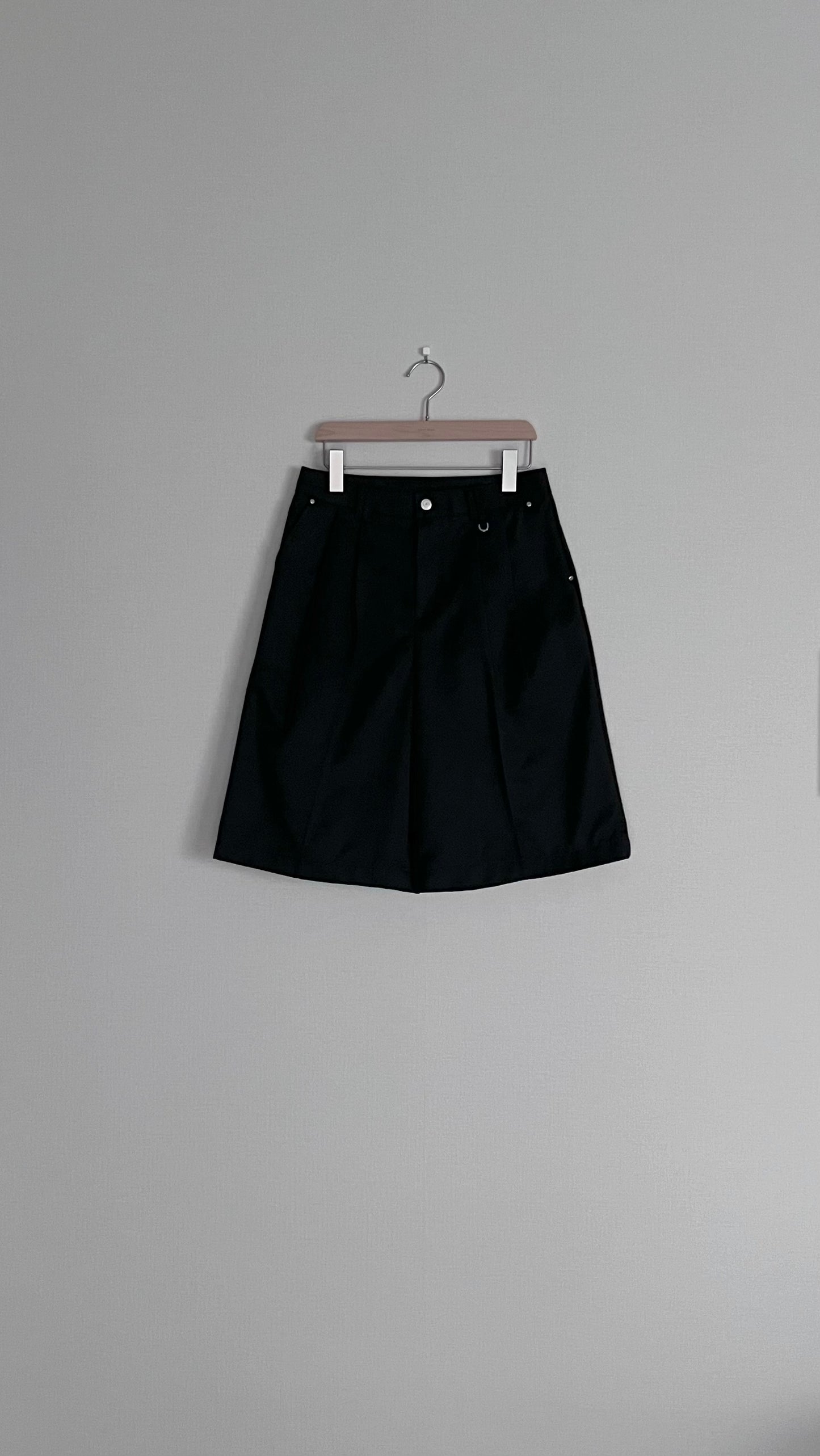 wided-leg suit shorts in black (pre-order)