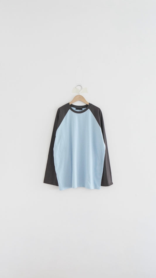 the milo color block tee in dust sora x charcoal (pre-order)