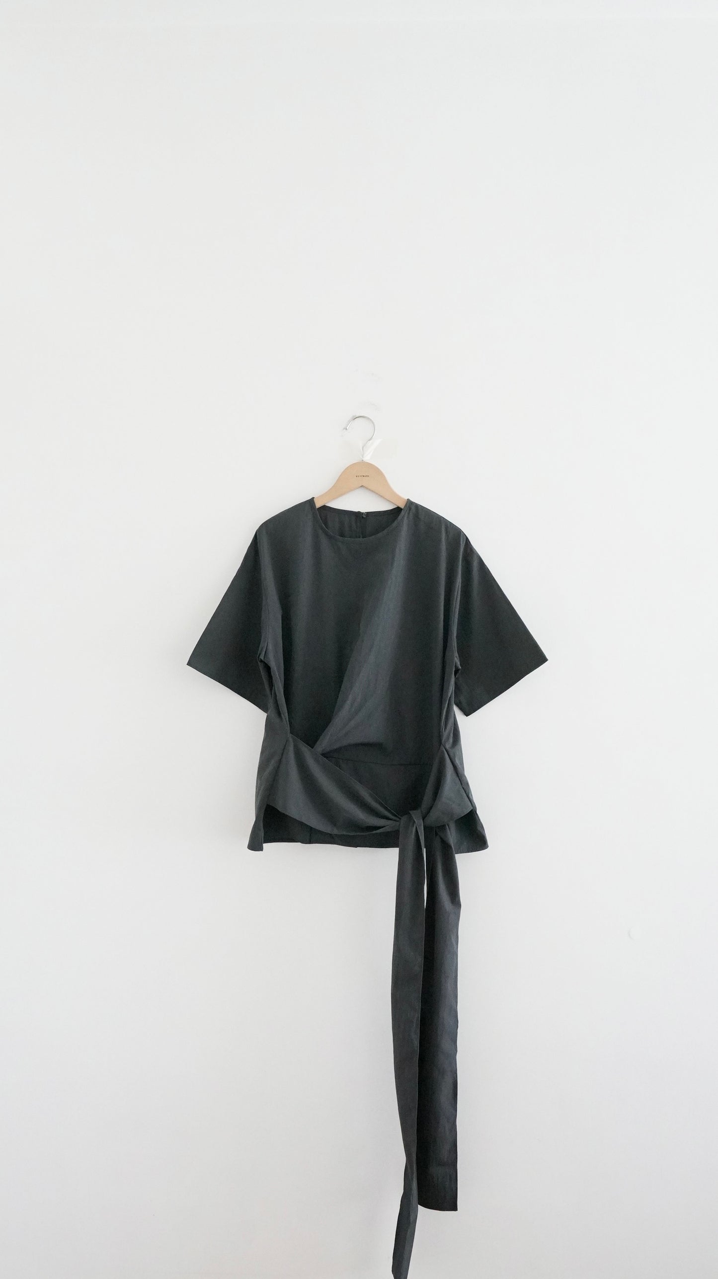 high-end ribbon tee in charcoal (pre-order)