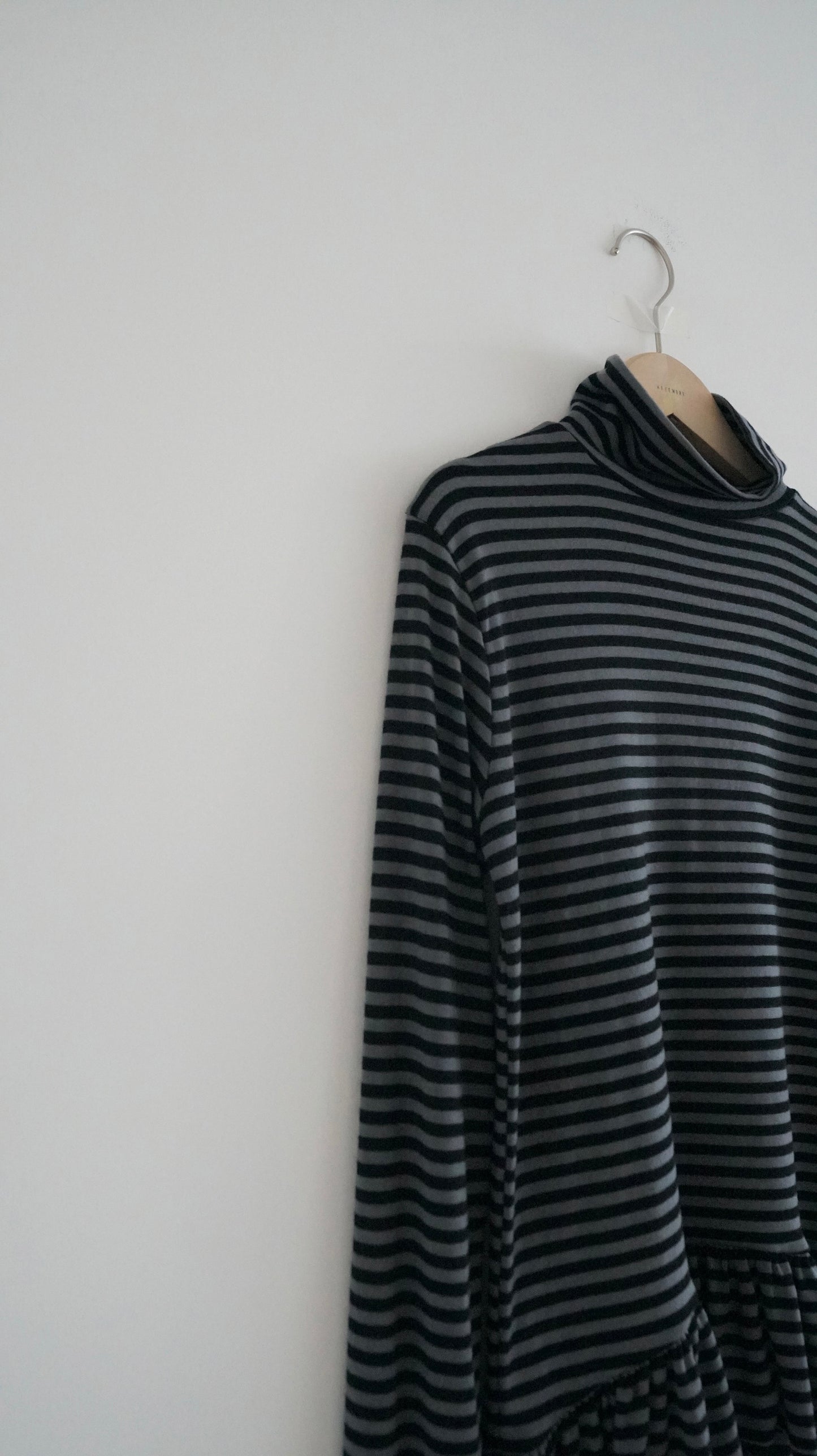 turtle-neck striped inner shirt in black x grey (pre-order)