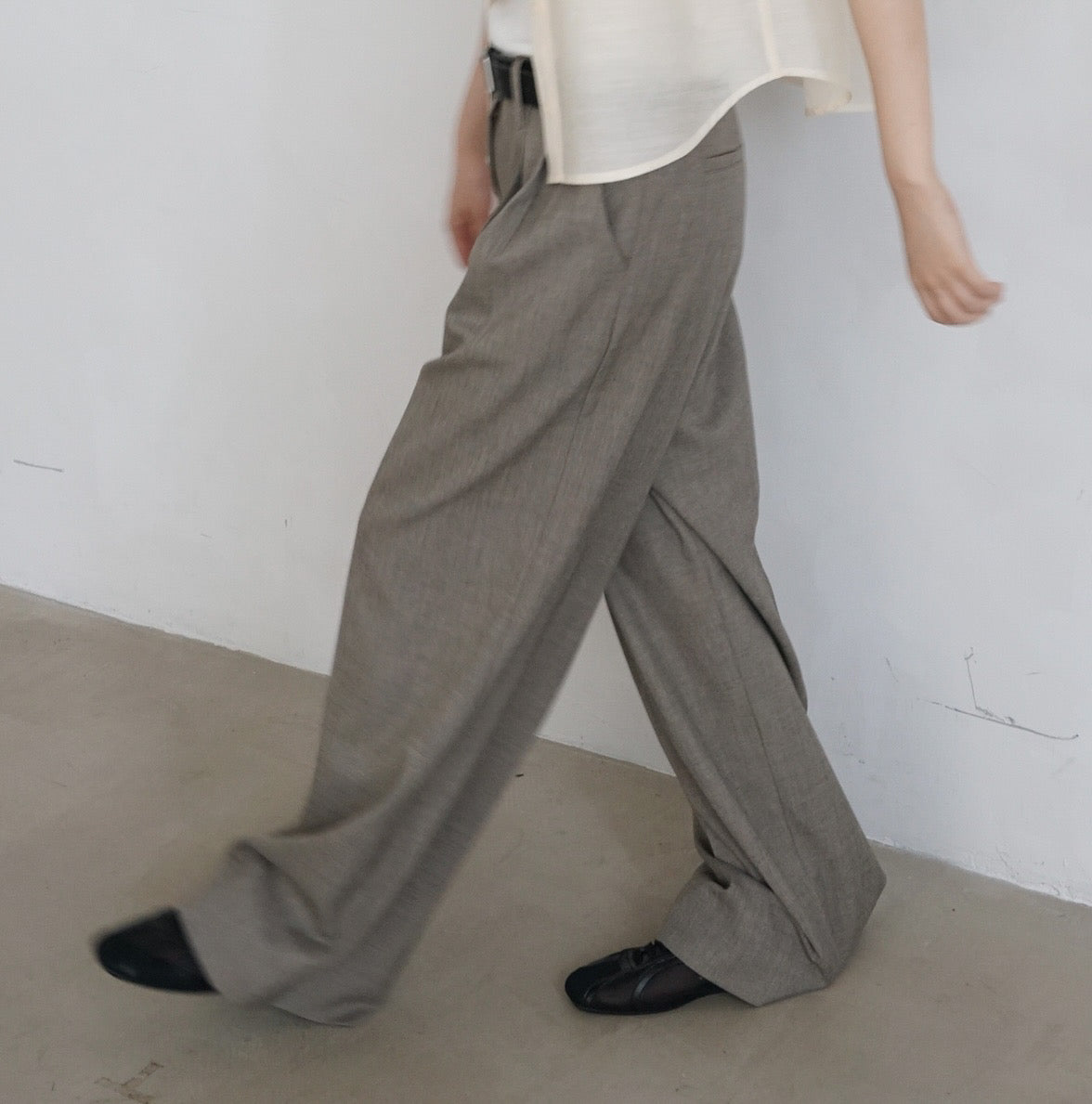 classic low-waisted wide pants in khaki (pre-order)