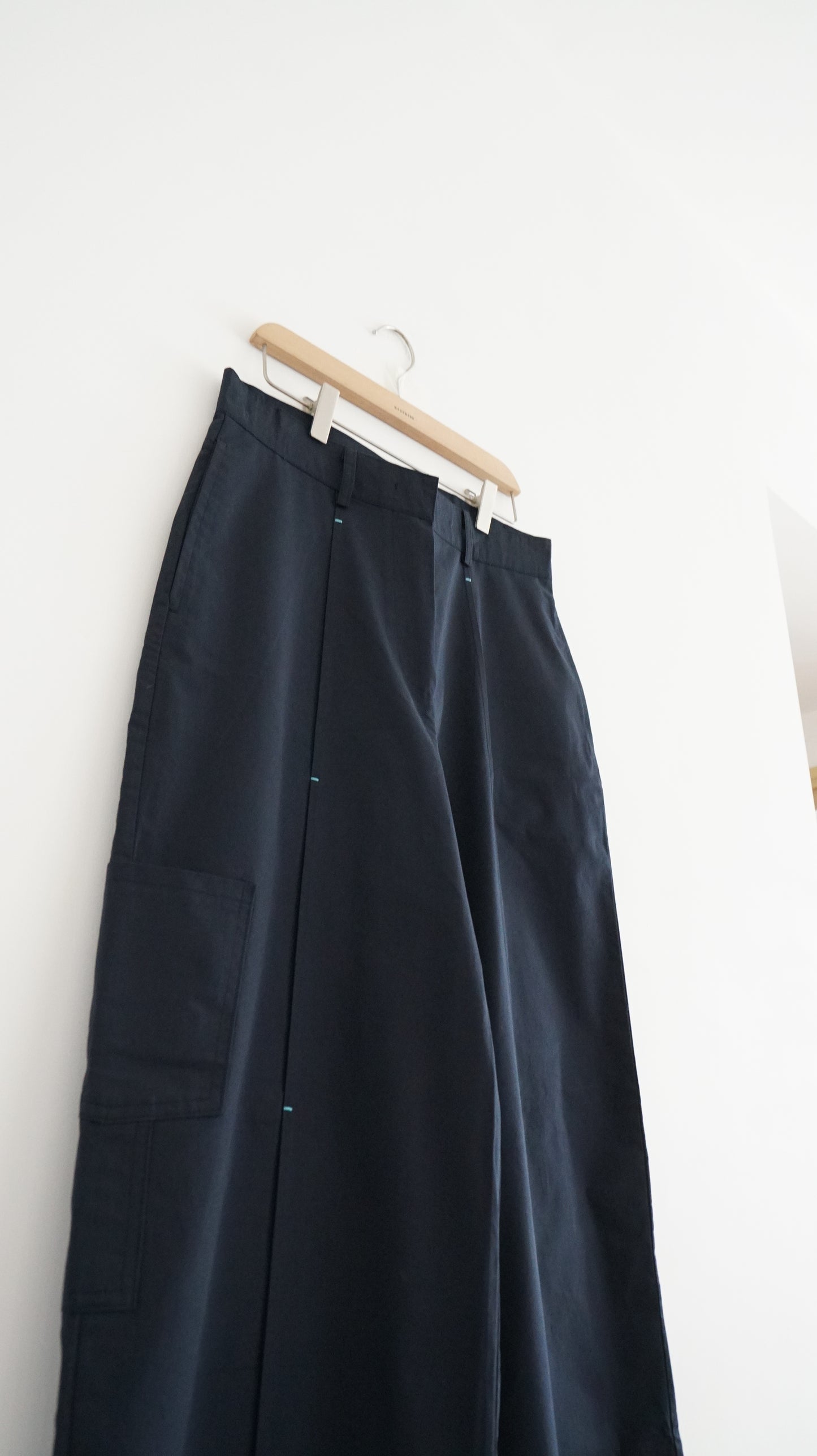 pleatline pants in navy (M)