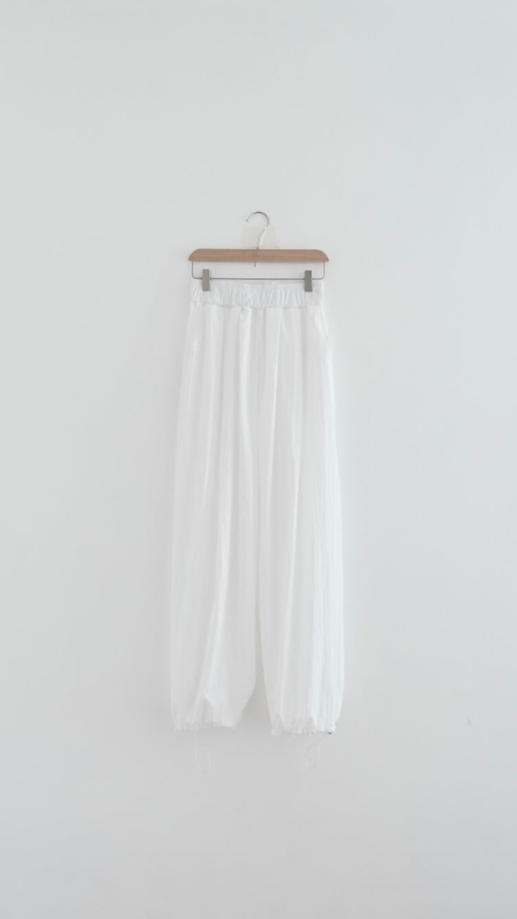 alto balloon pants in white (pre-order)