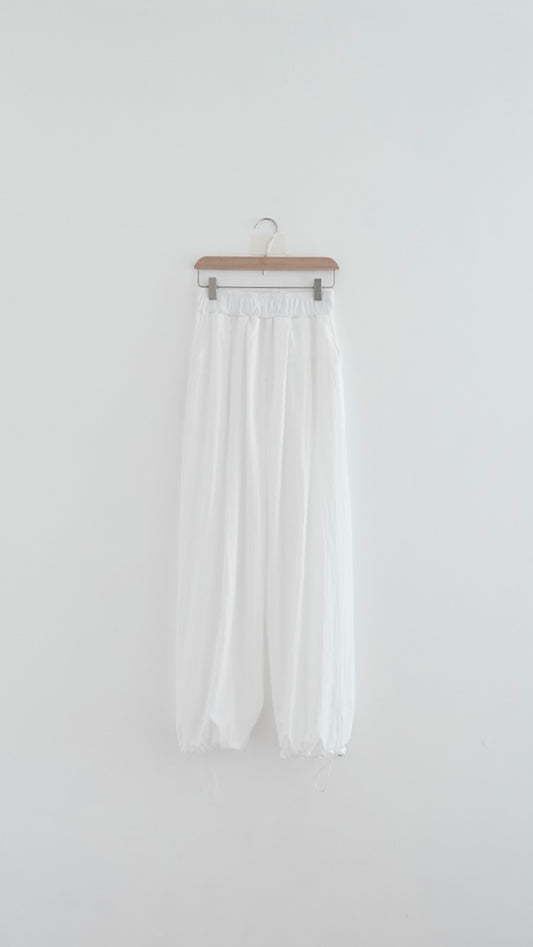 alto balloon pants in white (pre-order)