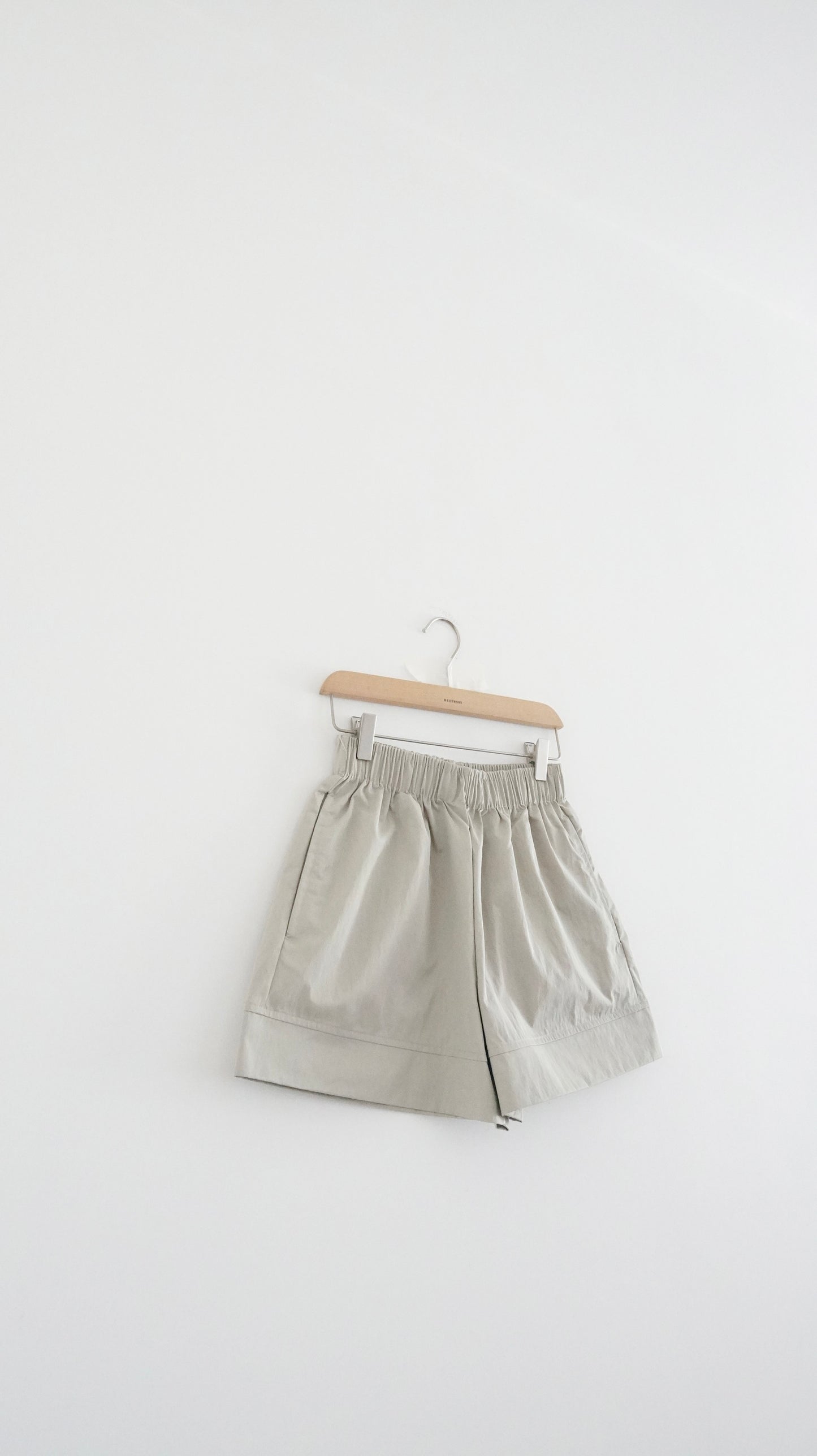 structured hem elastic shorts in beige (pre-order)