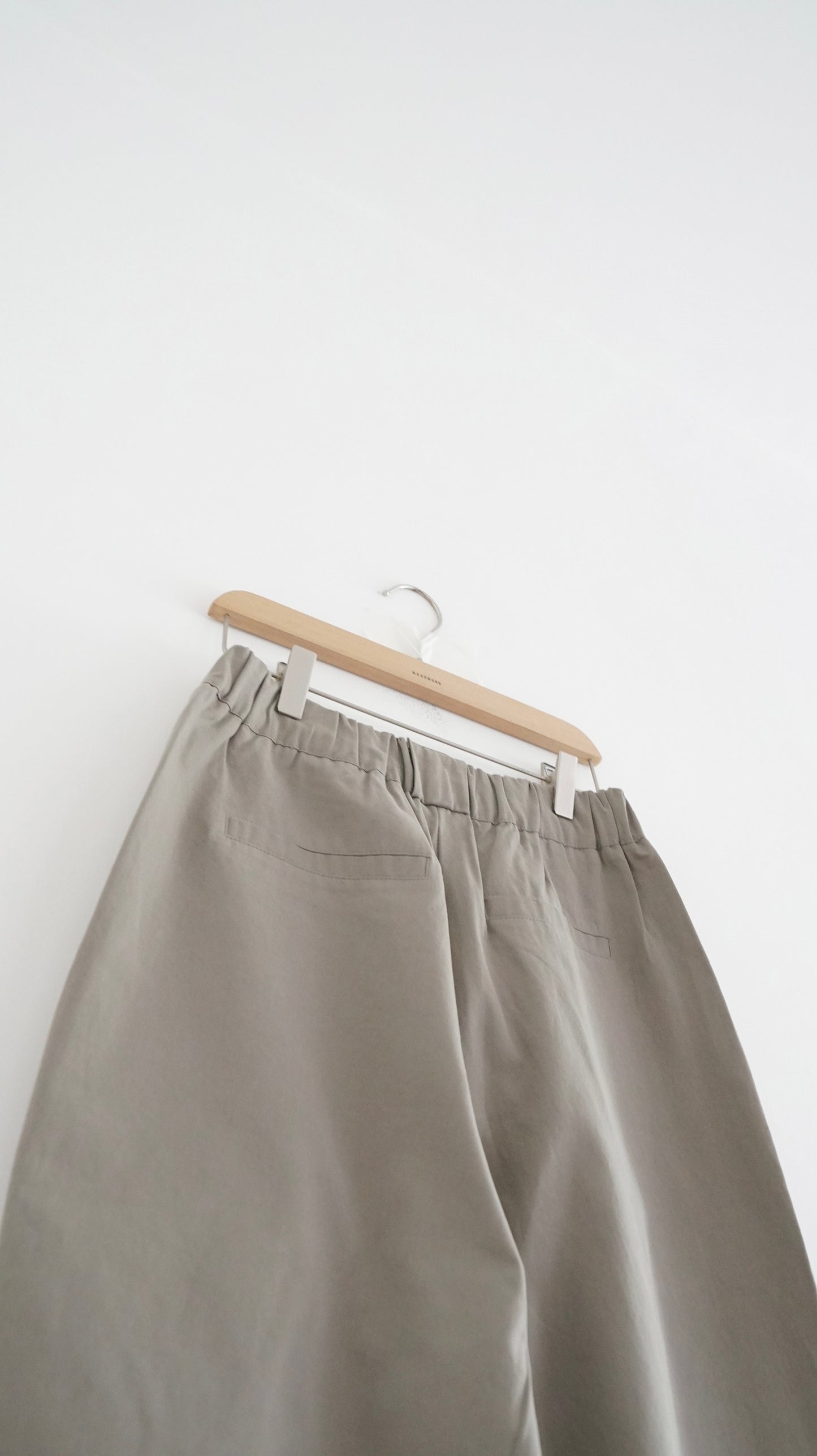 tapered nine pants in khaki(S)