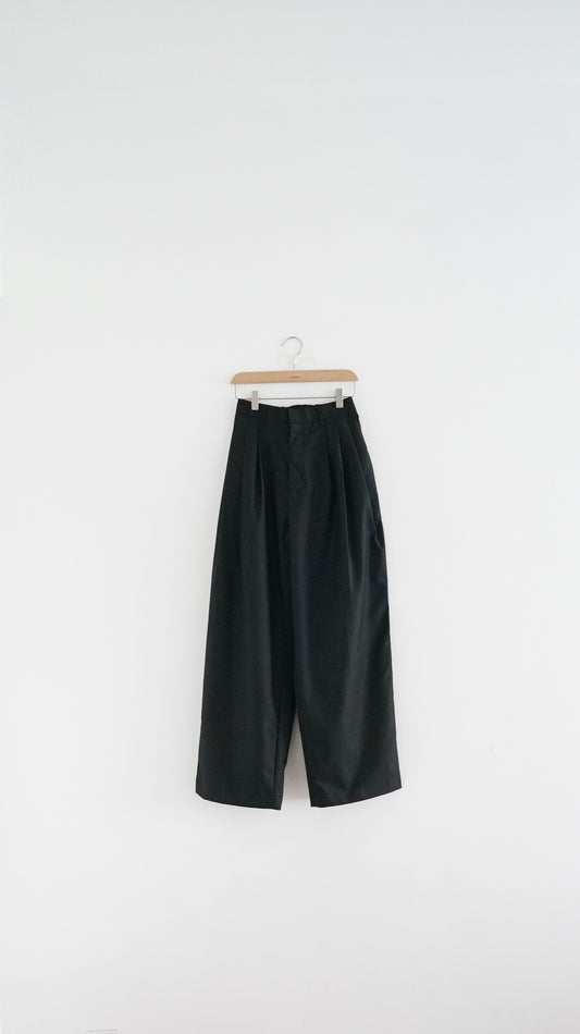 grace pleat pants in black (M)