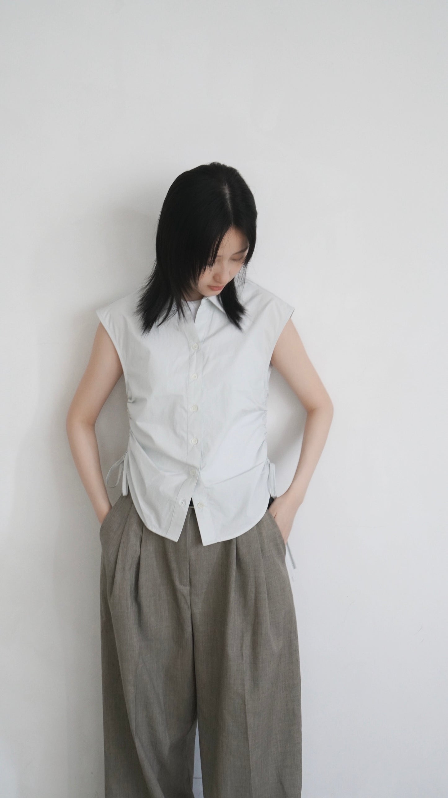 Side pleated ribbon shirt in light grey