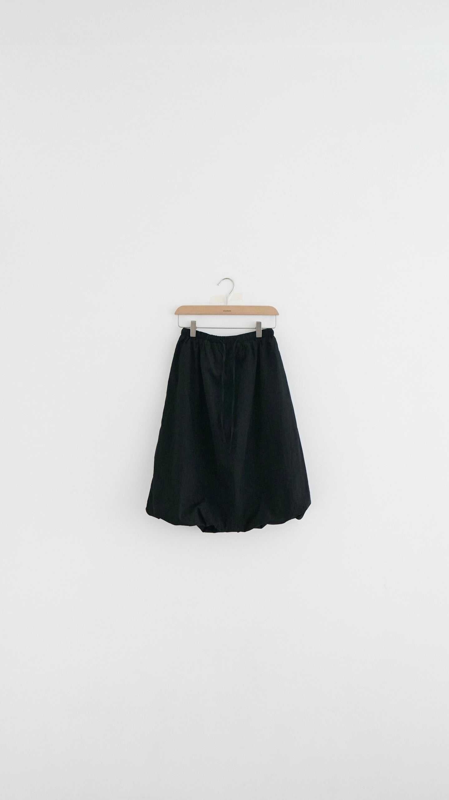 everyday puff midi skirt in black (pre-order)