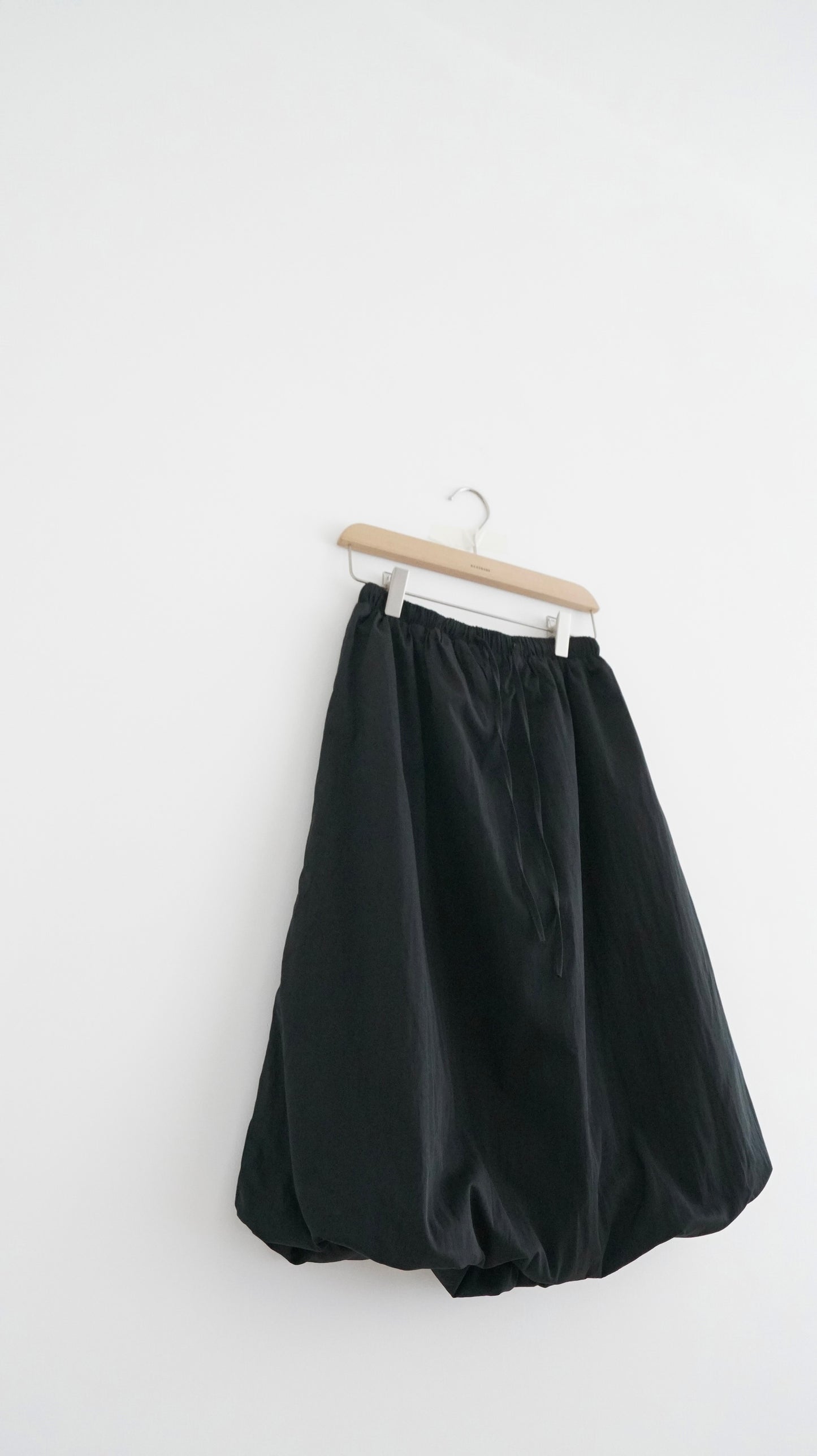 everyday puff midi skirt in black (pre-order)