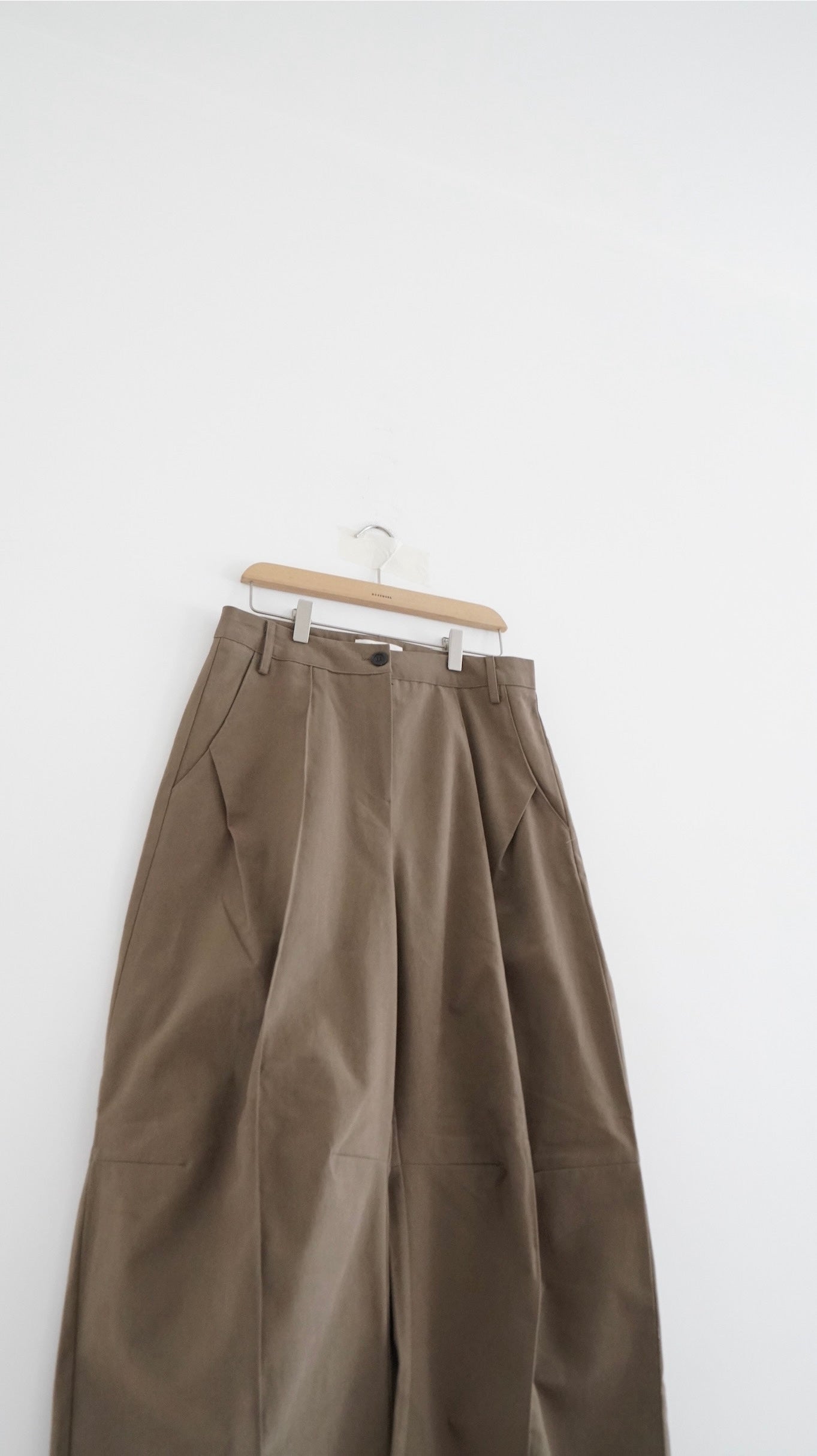Victor tailored pants in brown (pre-order)