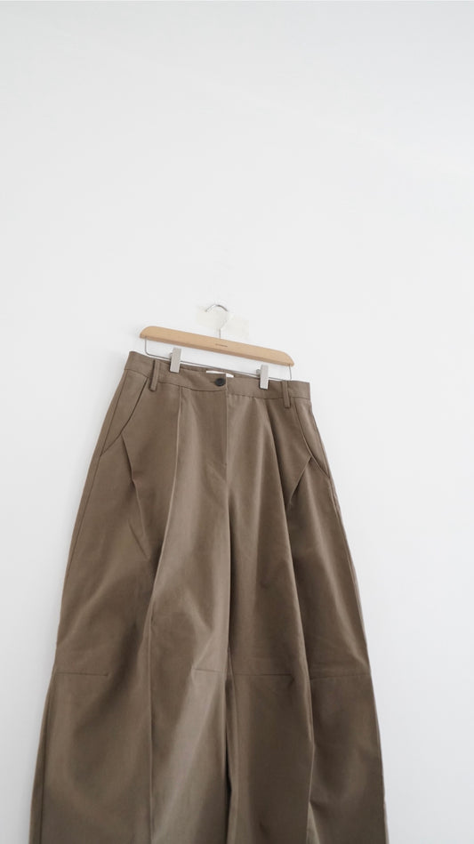 Victor tailored pants in brown (pre-order)