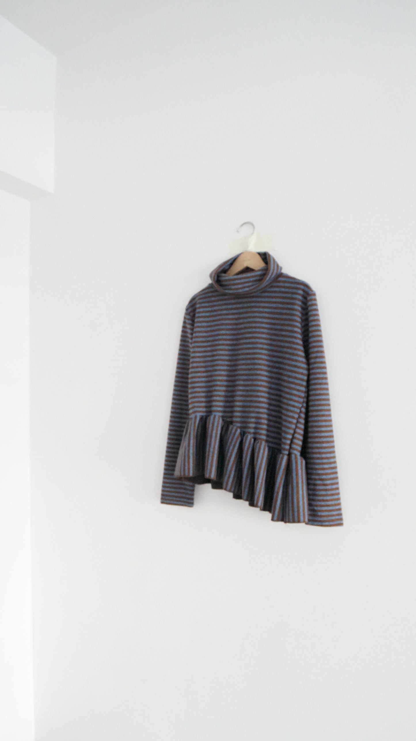 turtle-neck striped inner shirt in blue x brown (pre-order)