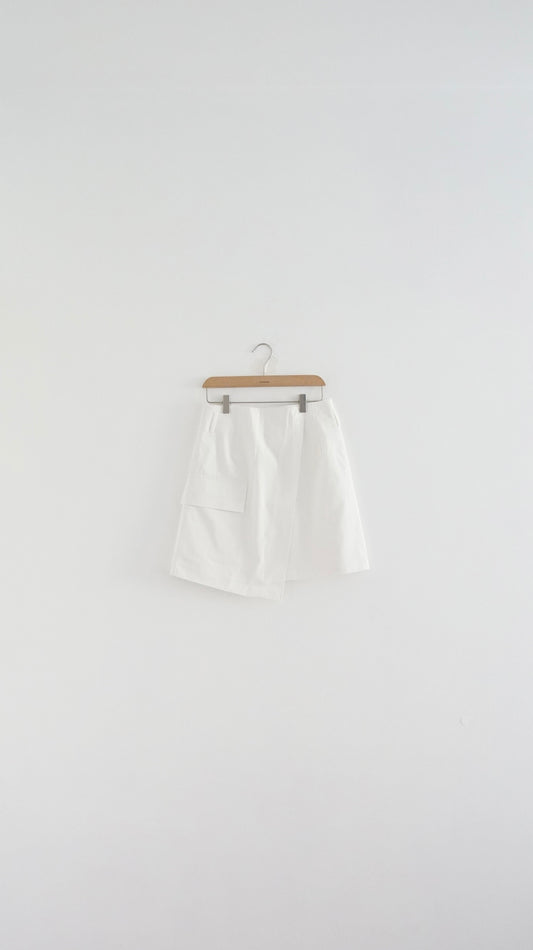 pocket midi skirt in white (flawed)