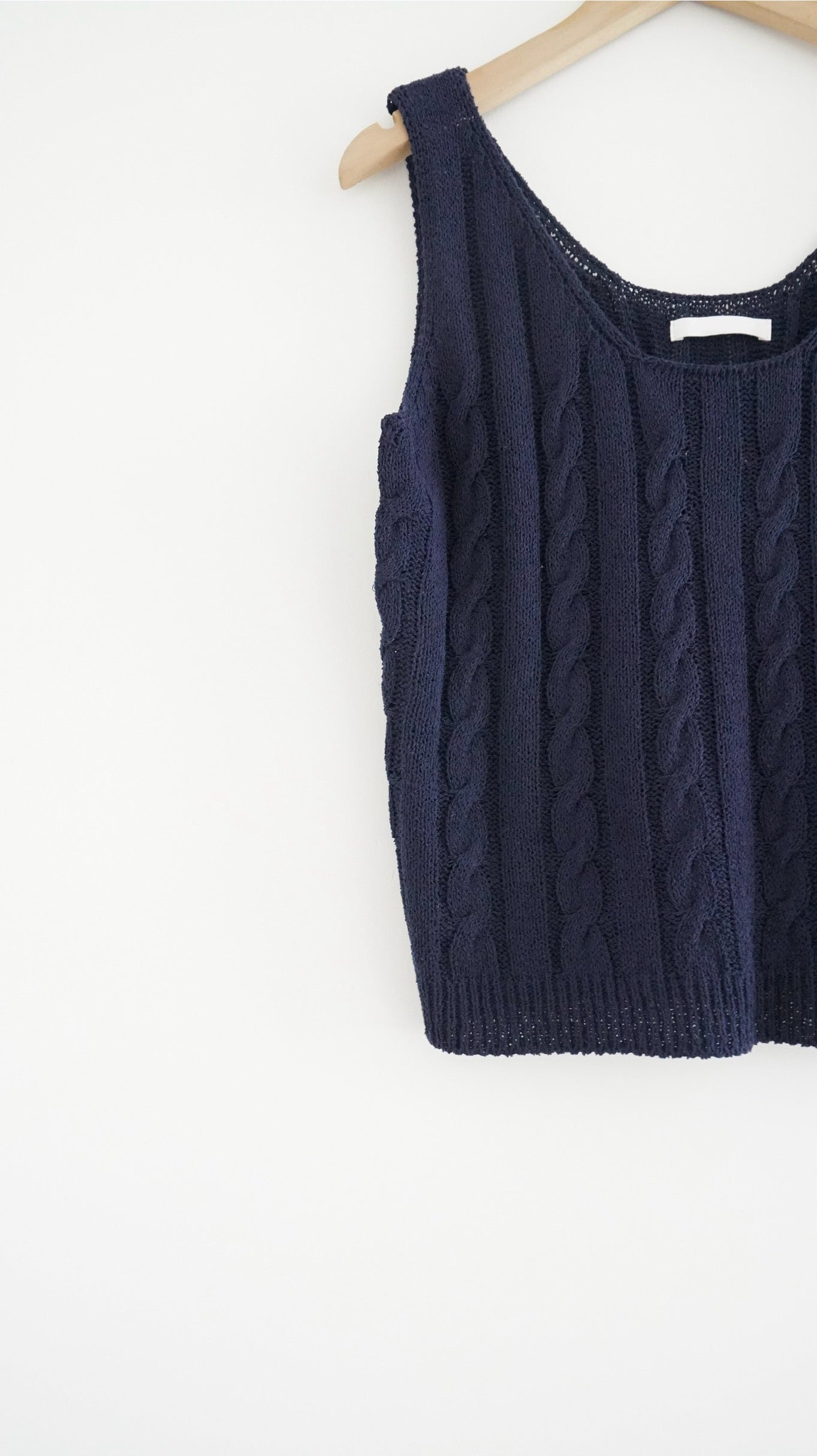 u-neck clean fit vest in navy