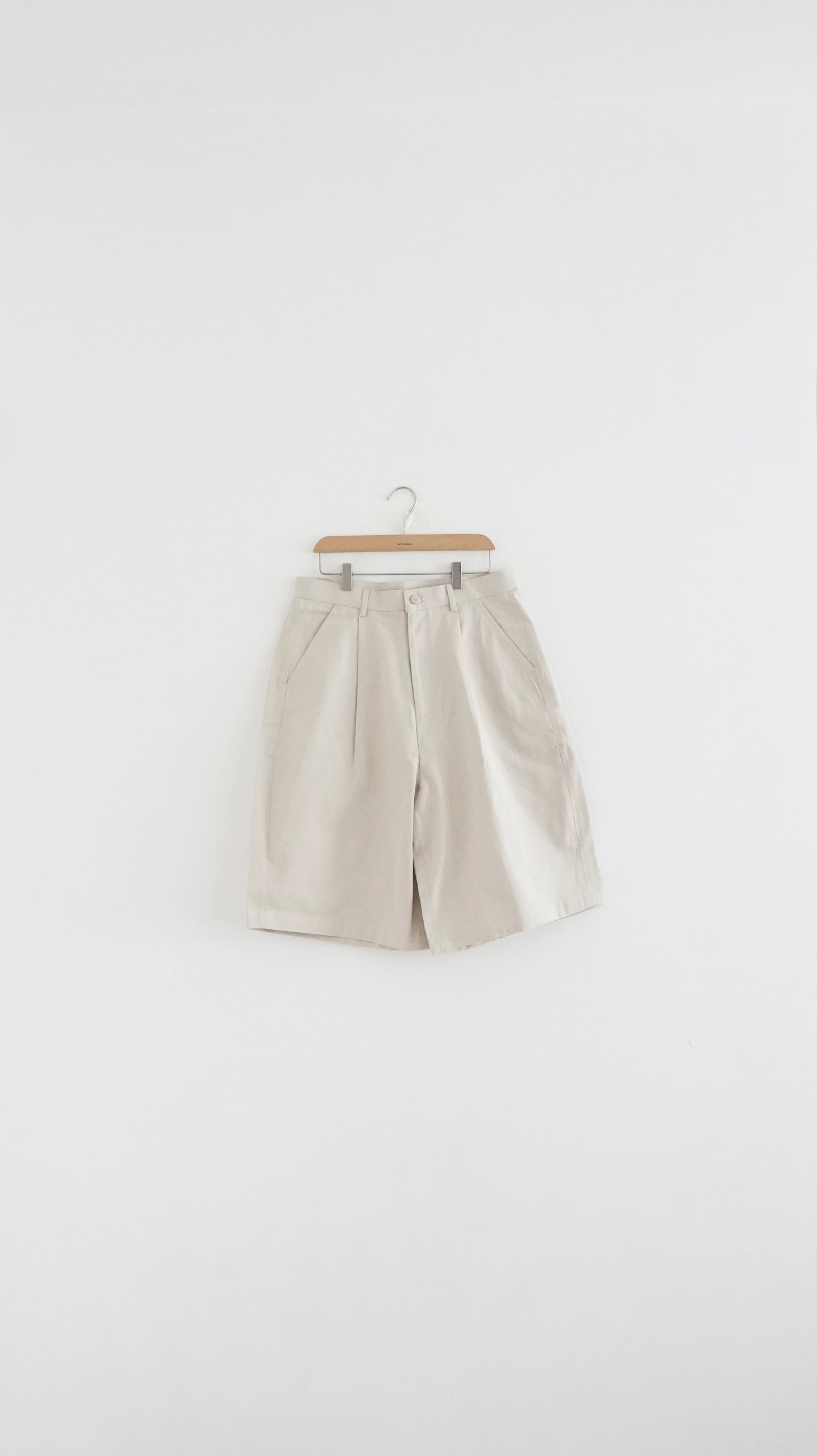 bermuda shorts in ivory