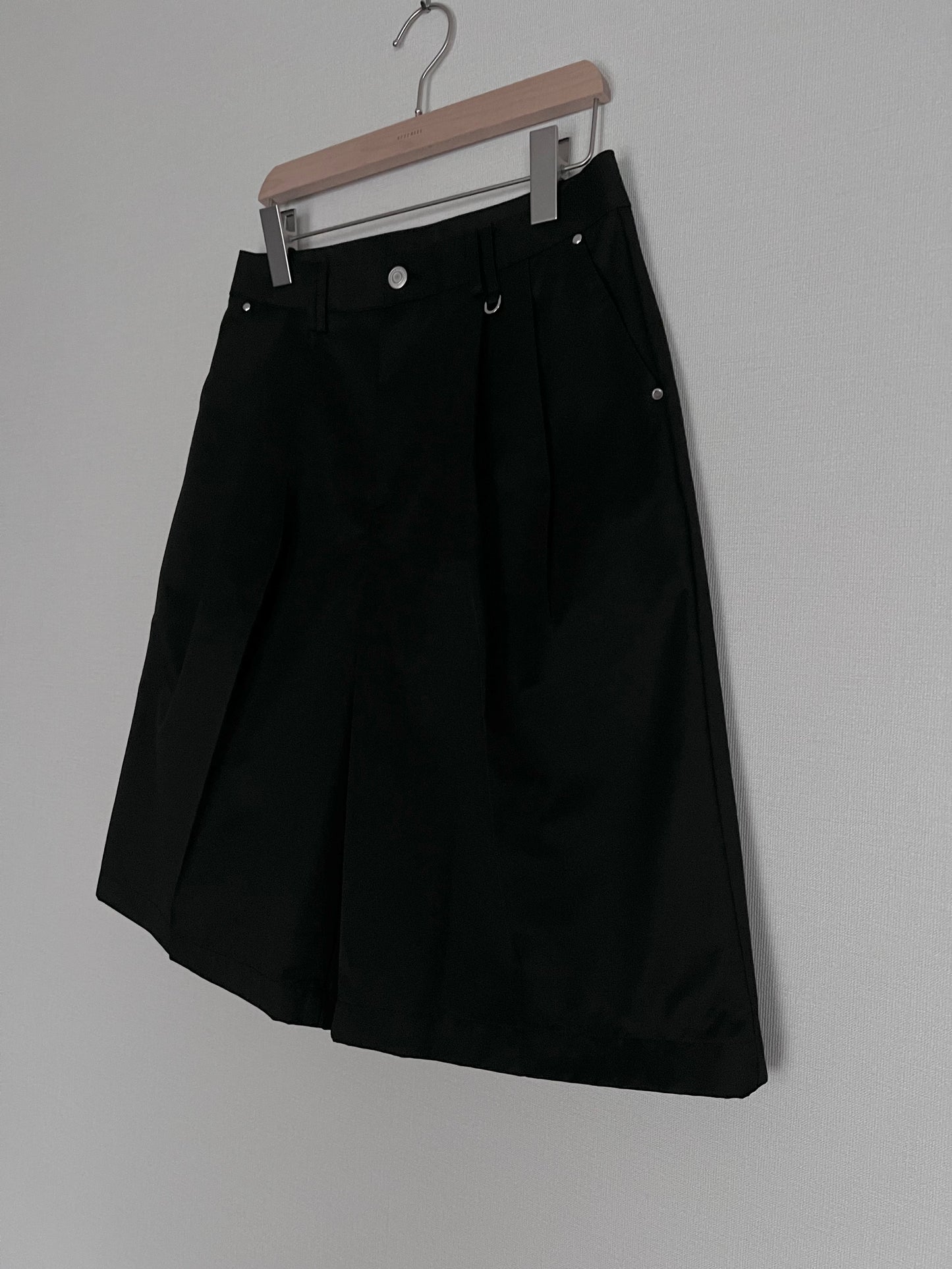 wided-leg suit shorts in black (pre-order)