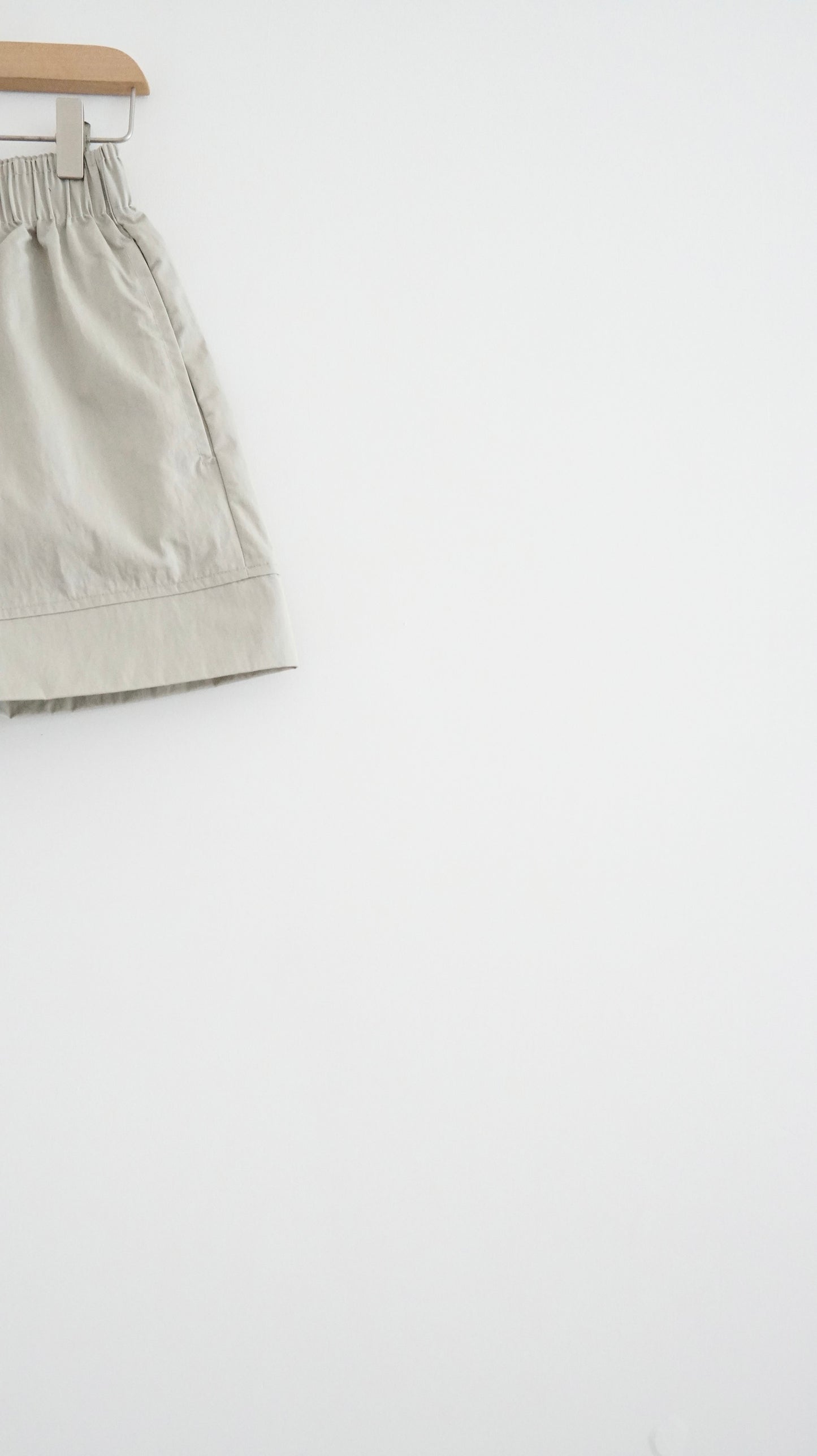 structured hem elastic shorts in beige (pre-order)