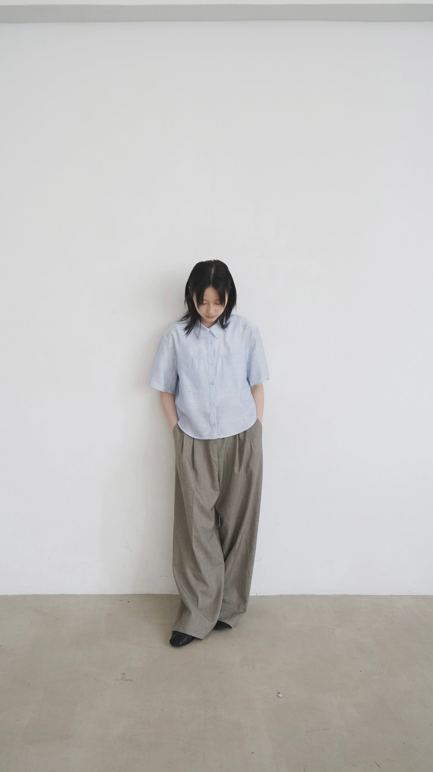 classic low-waisted wide pants in khaki (pre-order)