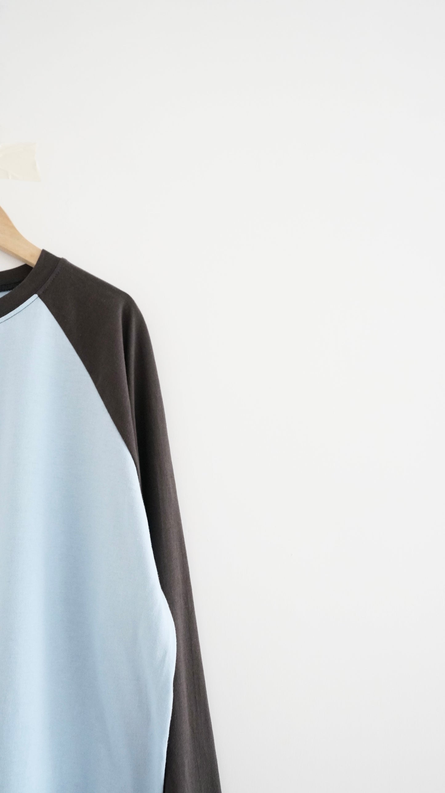 the milo color block tee in dust sora x charcoal (pre-order)