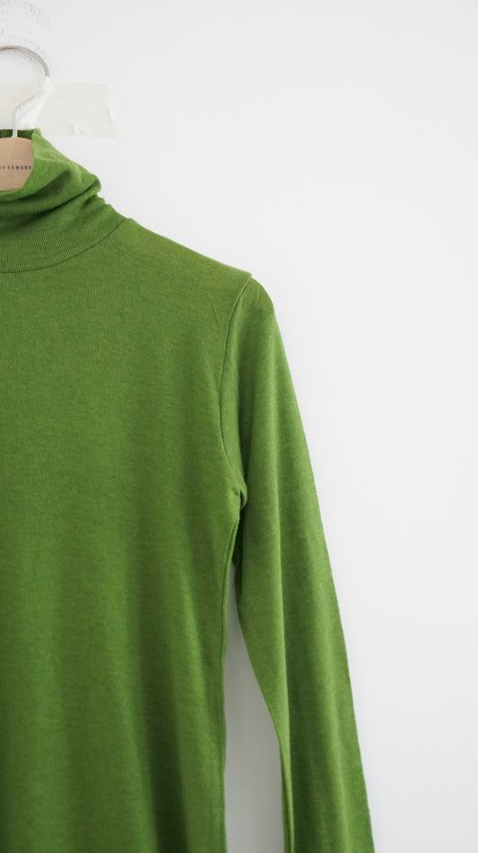hana base turtleneck in green (pre-order)
