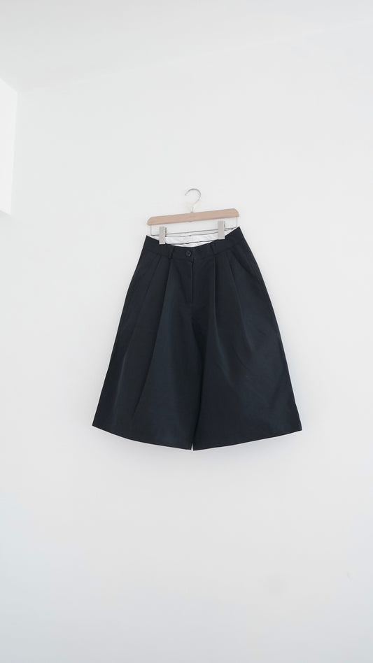 rei tailored pleated bermuda shorts in black (pre-order)