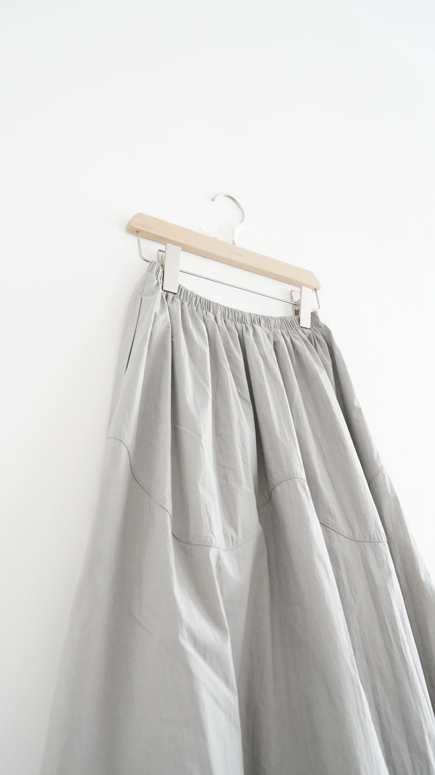 wave hem balloon skirt in light grey (pre-order)