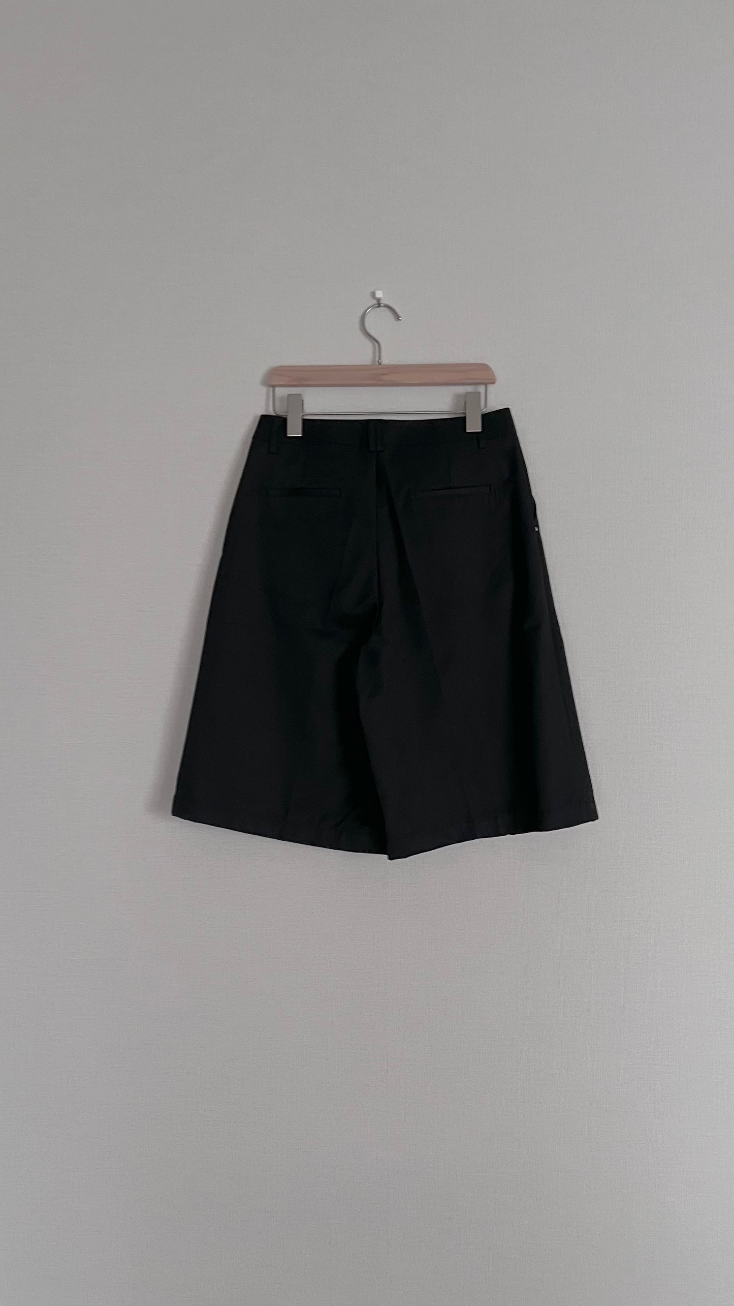 wided-leg suit shorts in black (pre-order)