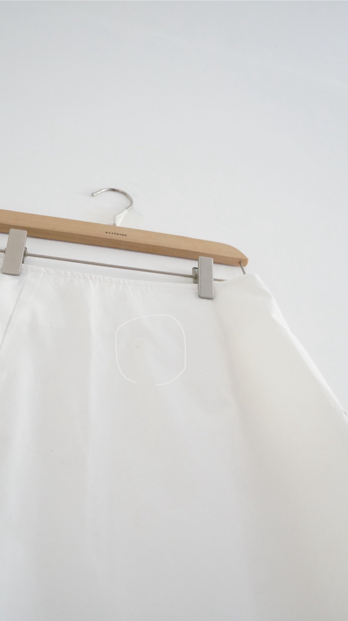 pocket midi skirt in white (flawed)