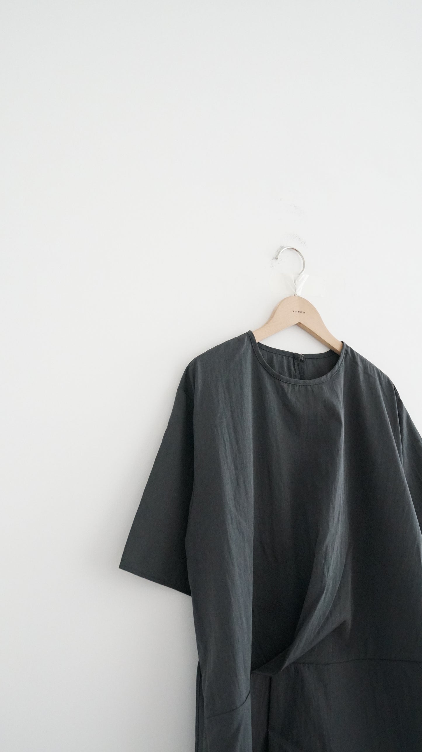 high-end ribbon tee in charcoal (pre-order)