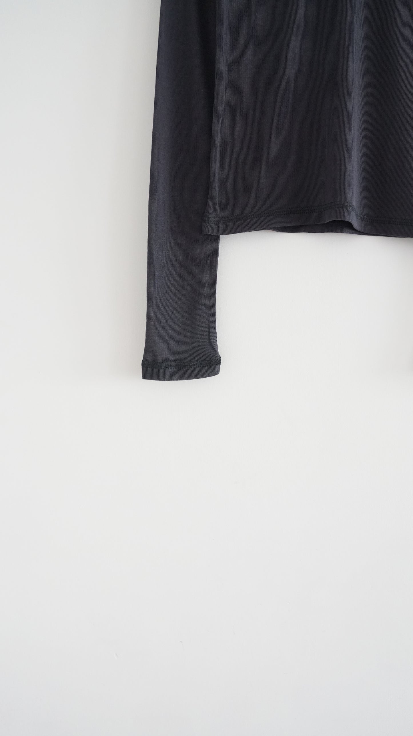 luca layering tee in charcoal(pre-order)
