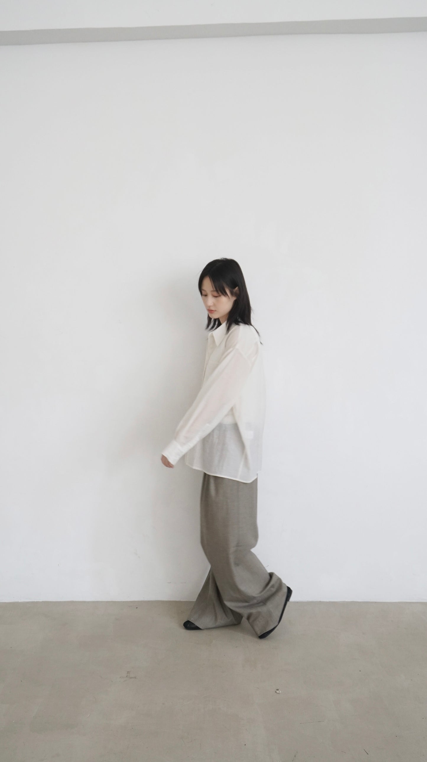 classic low-waisted wide pants in khaki (pre-order)