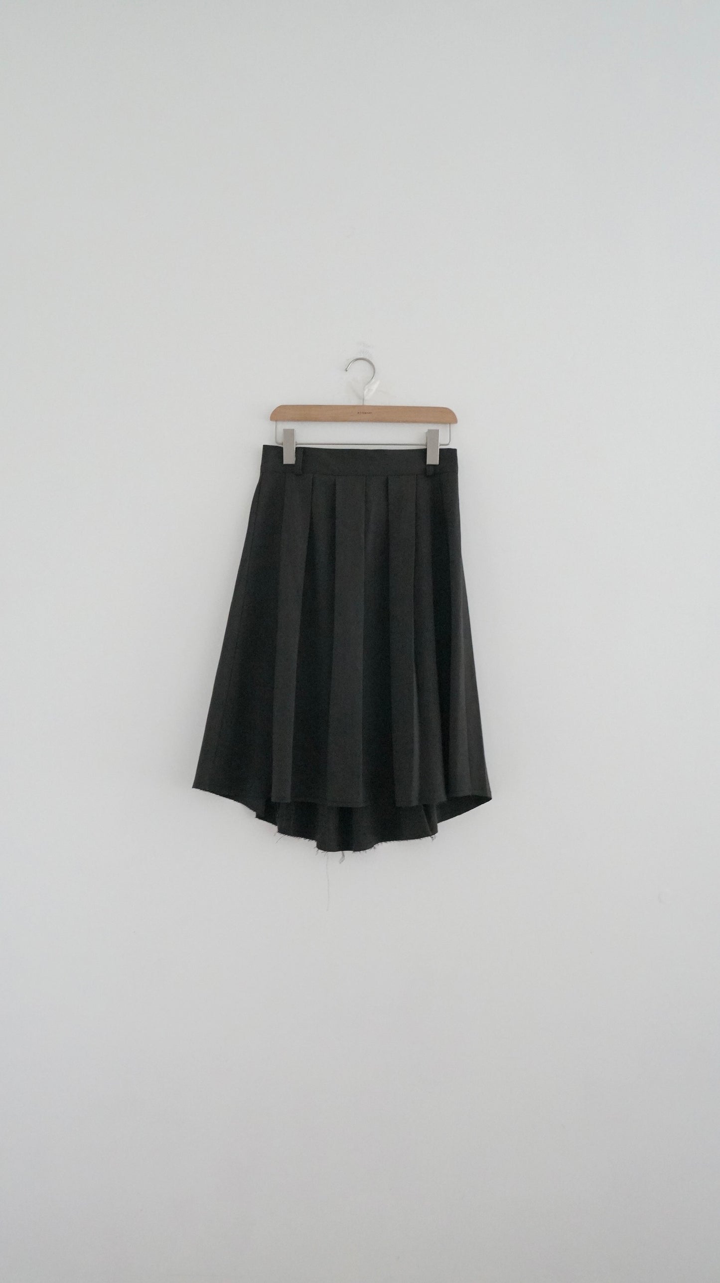 causal pleated knee-length skirt in dark grey (pre-order)