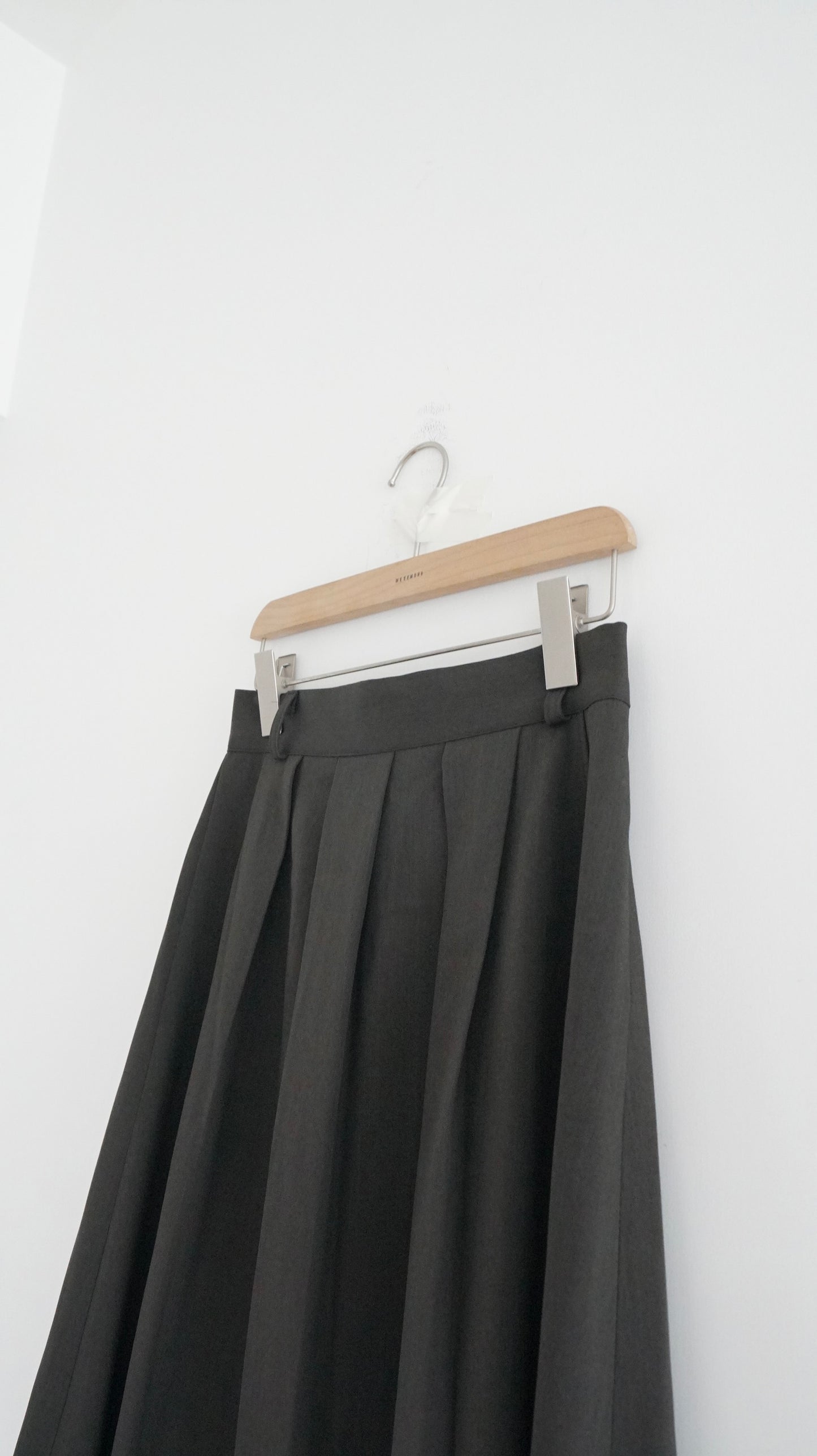 causal pleated knee-length skirt in dark grey (pre-order)