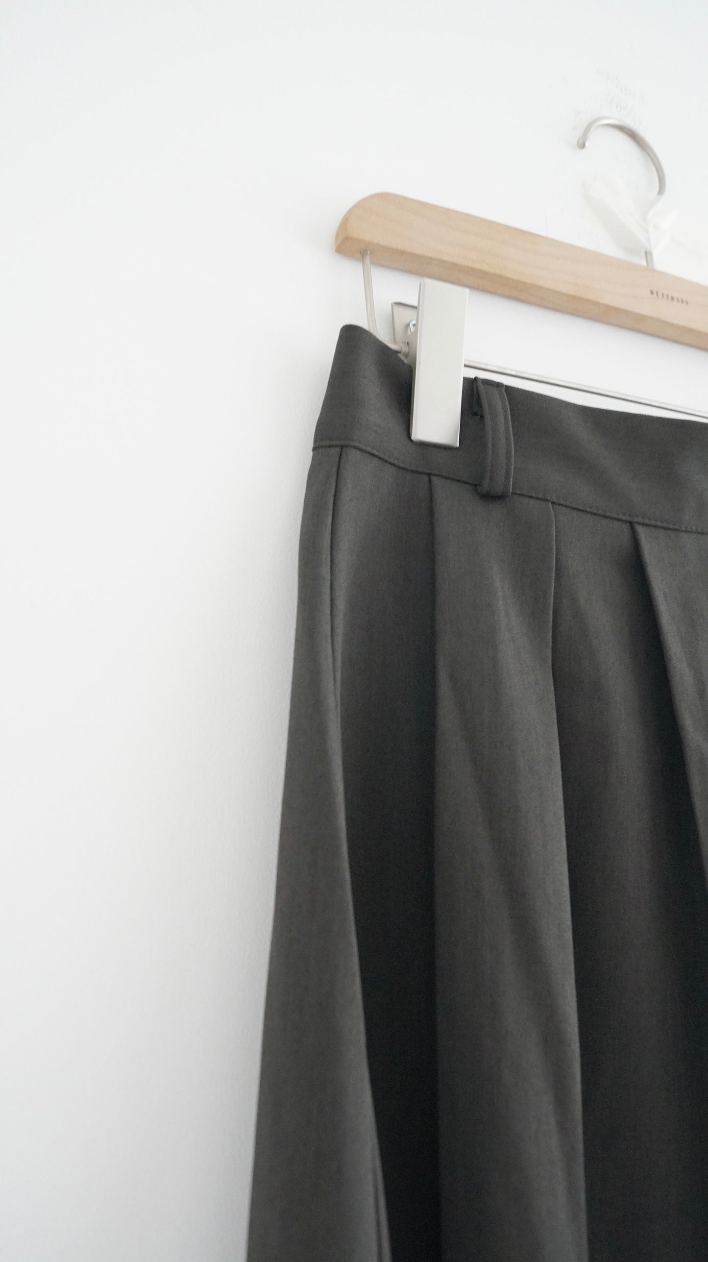 causal pleated knee-length skirt in dark grey (pre-order)