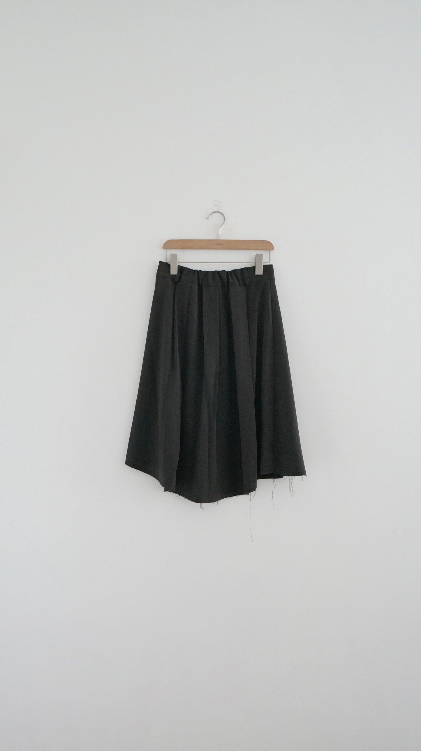 causal pleated knee-length skirt in dark grey (pre-order)